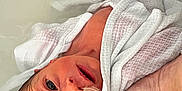 Elizabeth a rejoint le concours — aidez-le/la à gagner de superbes lots ! baby, bath, care, closeup, eyes, face, gentle, hand, head, hospital, infant, medical, newborn, person, skin, support, towel, tube, water, wrapped