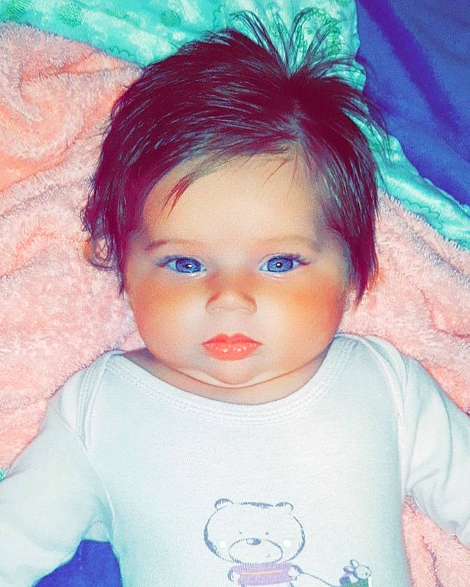 Maddy a rejoint le concours — aidez-le/la à gagner de superbes lots ! arm, azure, blue, cheek, chin, eye, eyebrow, eyelash, facial_expression, forehead, hairstyle, head, human_body, lip, mouth, neck, nose, organ, person, skin