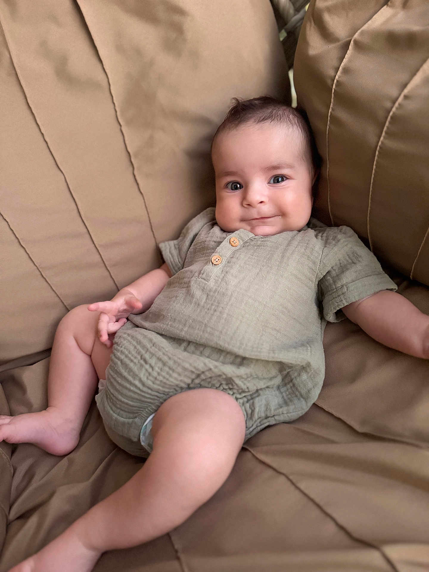 Poyraz a rejoint le concours — aidez-le/la à gagner de superbes lots ! baby, infant, couch, onesie, smile, chubby_cheeks, relaxed, indoor, soft_fabric, wooden_buttons, cute, child, person, skin, seat, comfort, portrait, happy, young, cozy
