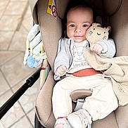 Poyraz a rejoint le concours — aidez-le/la à gagner de superbes lots ! baby, baby_shoes, blanket, car_seat, child, clothing, comfort, cute, face, happy, indoor, infant, jacket, pants, person, seatbelt, smile, sneakers, stuffed_animal, toy