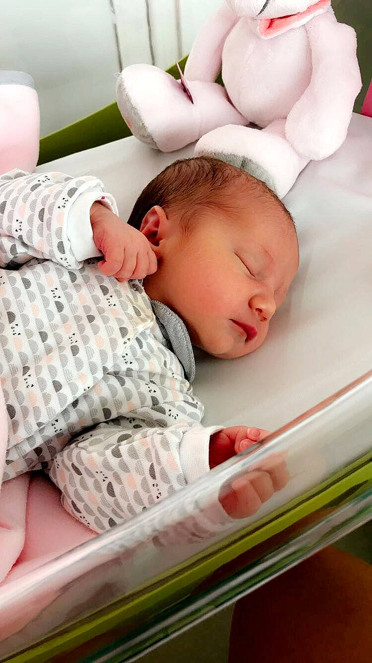 Ilhona a rejoint le concours — aidez-le/la à gagner de superbes lots ! baby, baby_safety, baby_sleeping, bedtime, birth, cheek, child, comfort, nap, person, product, skin, sleep, toddler