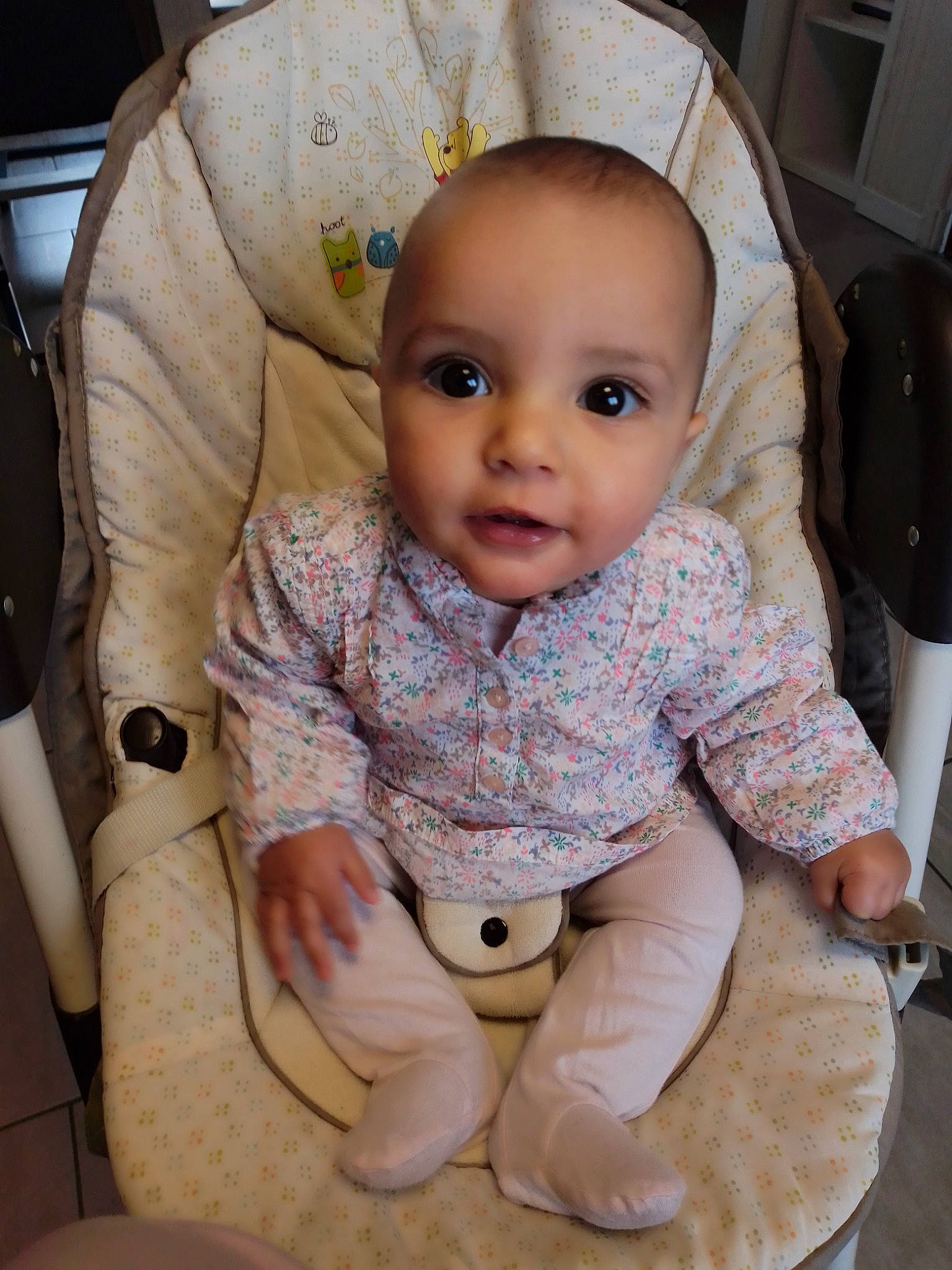 Joumana a rejoint le concours — aidez-le/la à gagner de superbes lots ! baby, baby_products, cheek, child, eye, face, forehead, head, lip, nose, person, product, sitting, skin, toddler