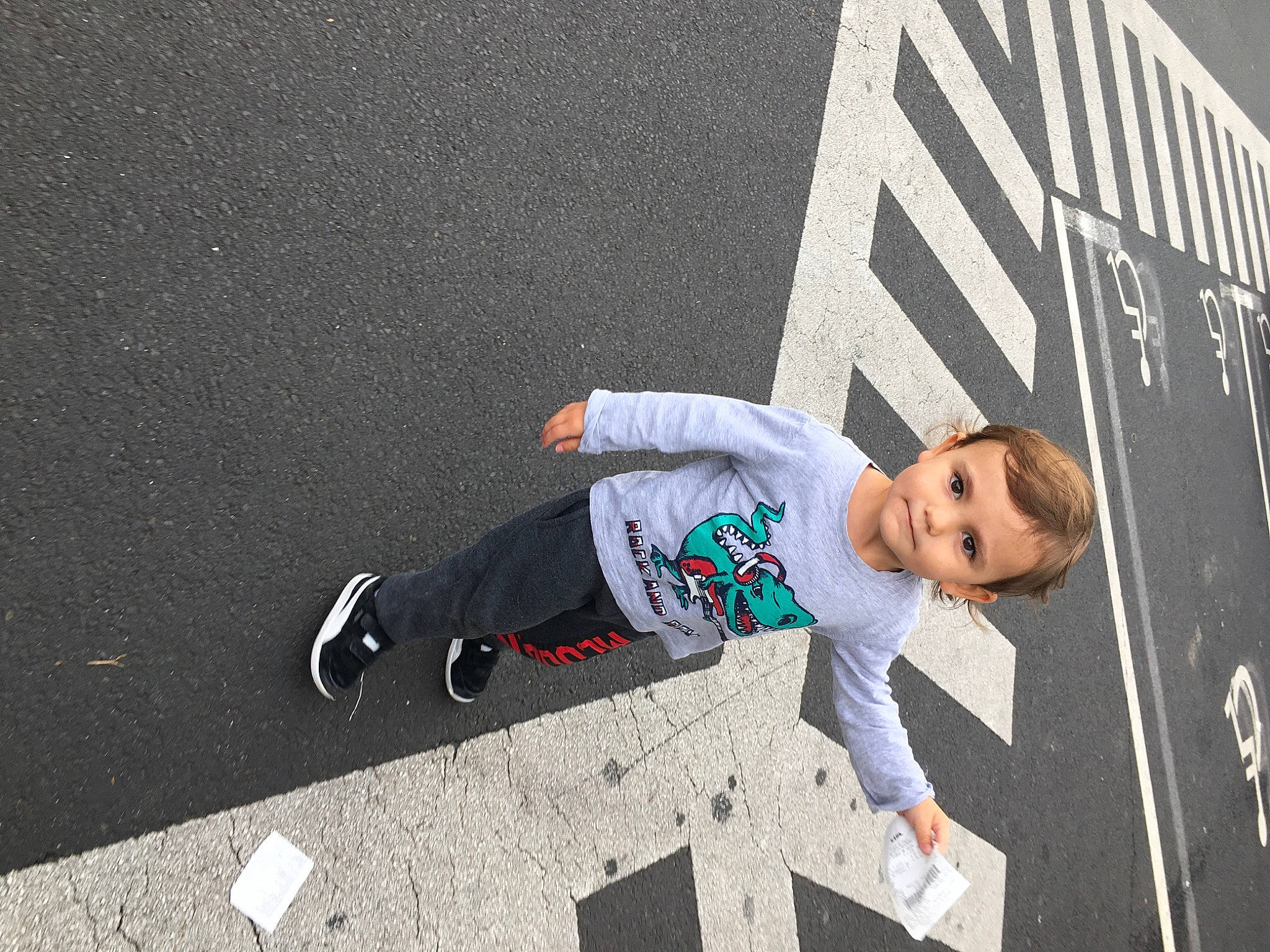 Hugo a rejoint le concours — aidez-le/la à gagner de superbes lots ! art, child, person, photography, street