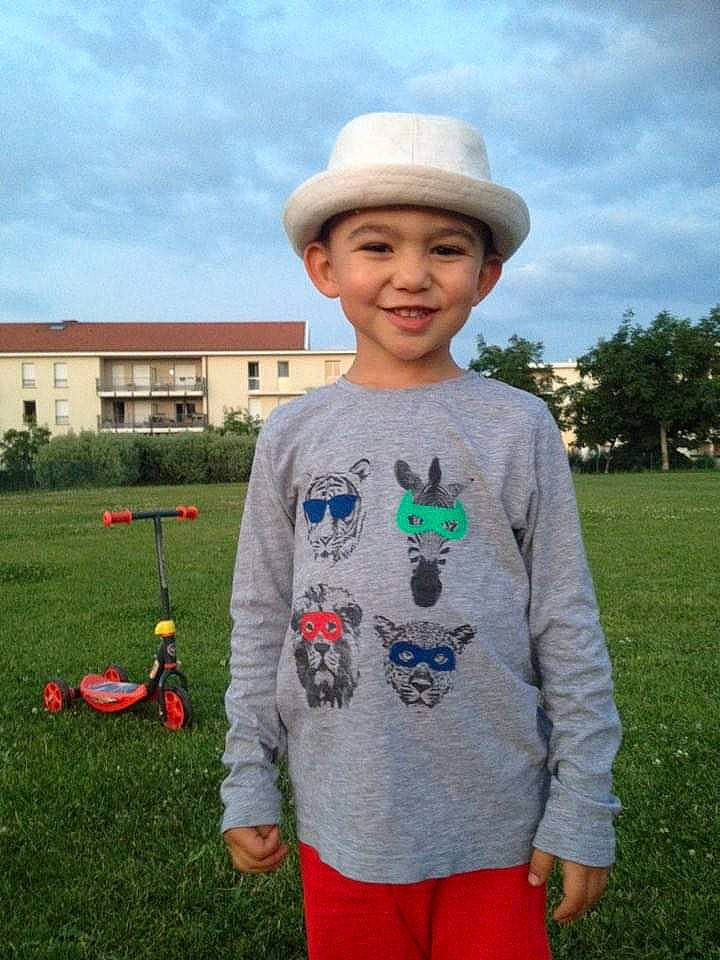 Lucas participe au concours pour gagner de l'argent avec cette photo : boy, child, clothing, day, fun, grass, hat, headgear, headwear, joy, lawn, male, outerwear, person, plant, play, product, recreation, smile, standing