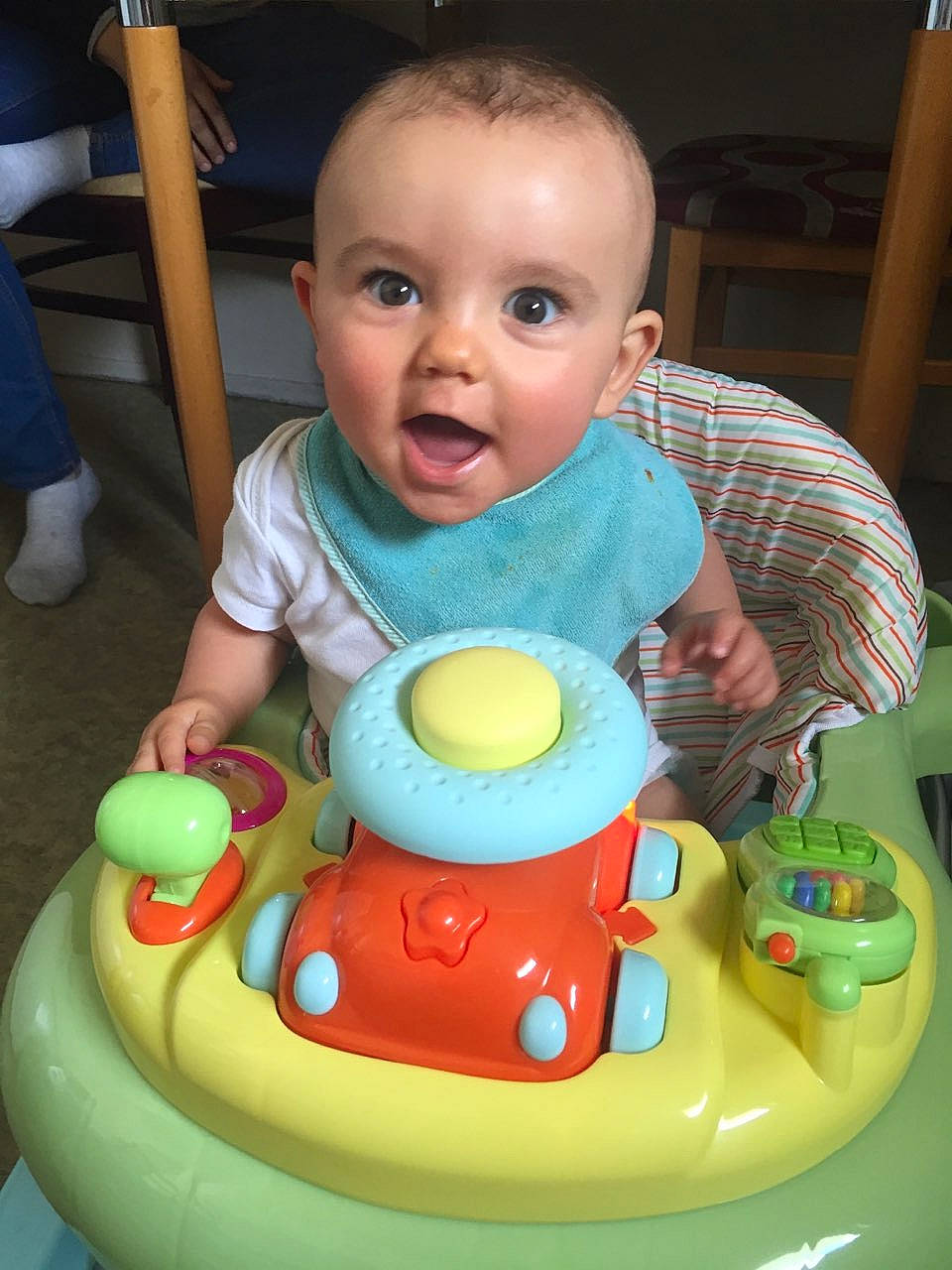 Lucas participe au concours pour gagner de l'argent avec cette photo : baby_products, baby_toys, cake, cake_decorating, child, fondant, fun, infant, person, play, product, sitting, smile, sugar_paste, sweetness, toddler, toy