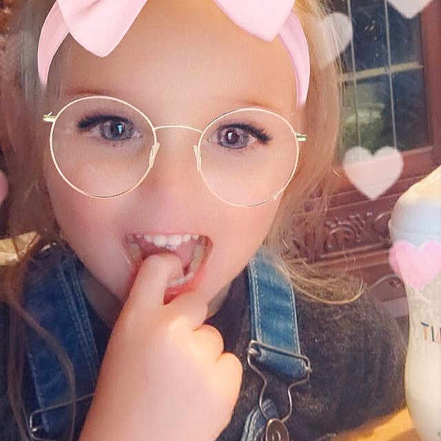 Joulia participe au concours pour gagner de l'argent avec cette photo : cap, cheek, chin, clothing, ear, eye, eyebrow, eyelash, eyewear, finger, glasses, hairstyle, iris, jaw, lip, mouth, nose, pink, skin, vision_care