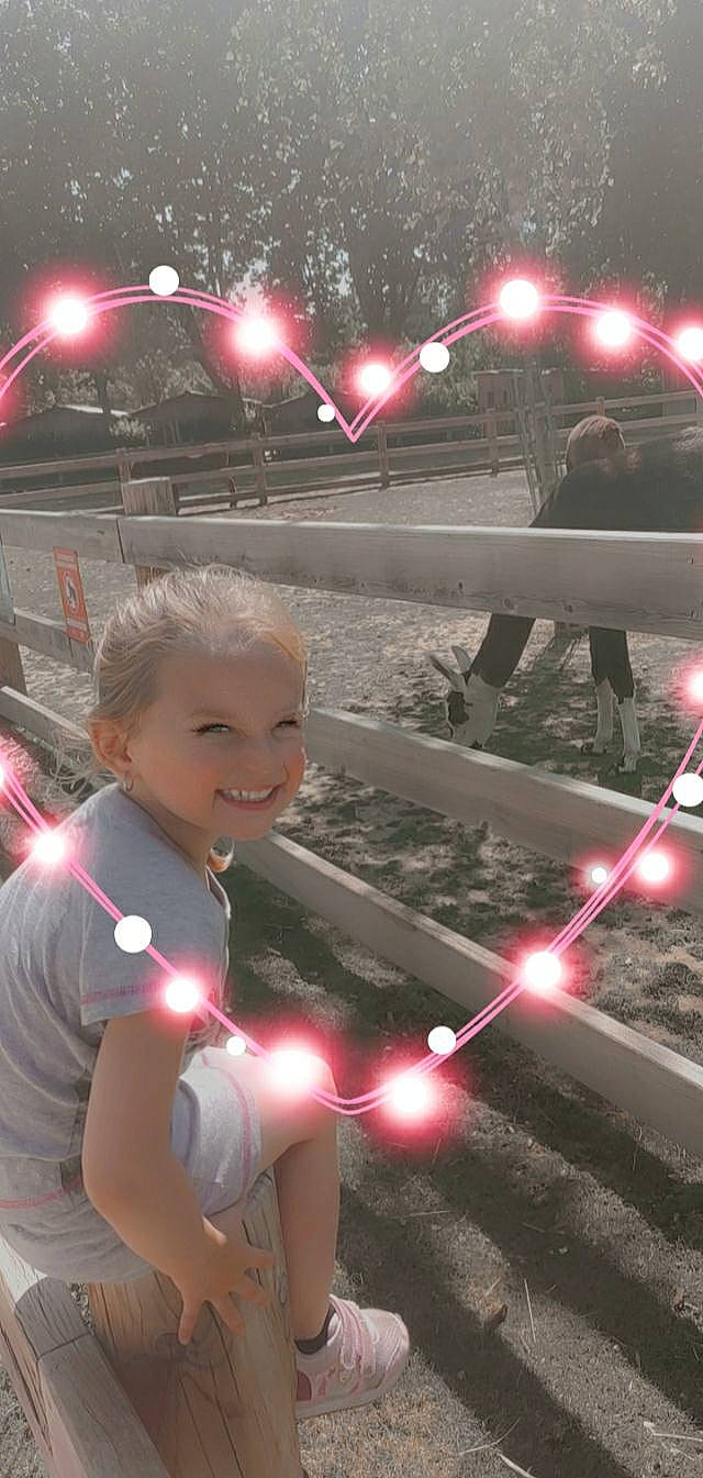 Joulia participe au concours pour gagner de l'argent avec cette photo : automotive_lighting, entertainment, event, flash_photography, fun, happy, headlamp, joy, leisure, lens_flare, light, lighting, luxury_vehicle, midnight, people, person, photograph, smile, snapshot, space