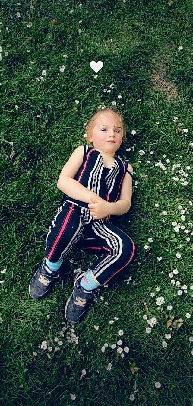 Joulia participe au concours pour gagner de l'argent avec cette photo : eye, flash_photography, flower, fun, grass, grass_family, grassland, hair, happy, human_leg, knee, leisure, meadow, people_in_nature, person, plant, smile, sneakers, t_shirt, thigh