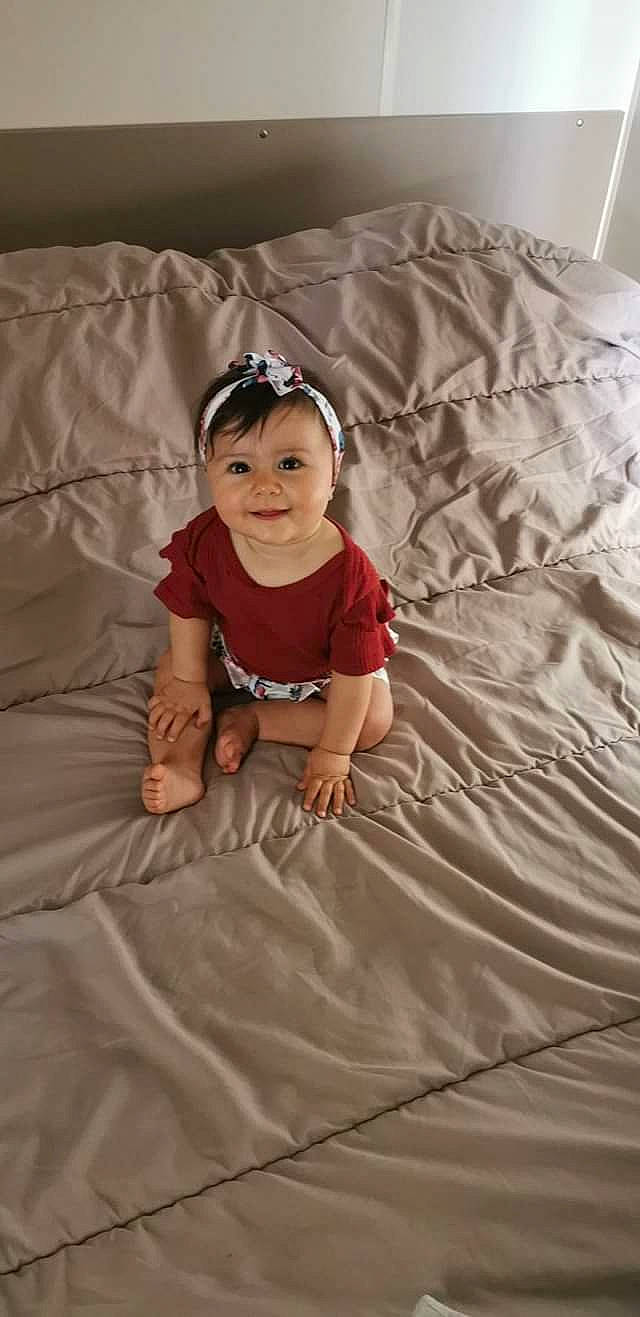 Nylia participe au concours pour gagner de l'argent avec cette photo : baby, baby_toddler_clothing, comfort, dress, eye, face, flash_photography, floor, flooring, fun, happy, headwear, human, joy, mammal, person, pink, skin, sleeve, smile
