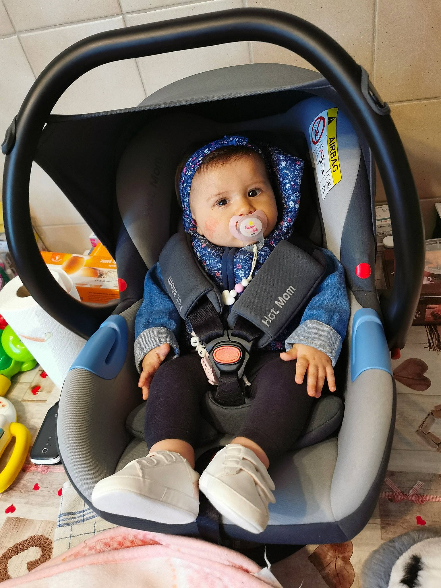 Nylia participe au concours pour gagner de l'argent avec cette photo : auto_part, automotive_design, baby, baby_carriage, baby_in_car_seat, baby_products, baby_safety, baby_toddler_clothing, bag, car_seat, child, comfort, motor_vehicle, orange, person, product, service, sitting, snapshot, steering_wheel