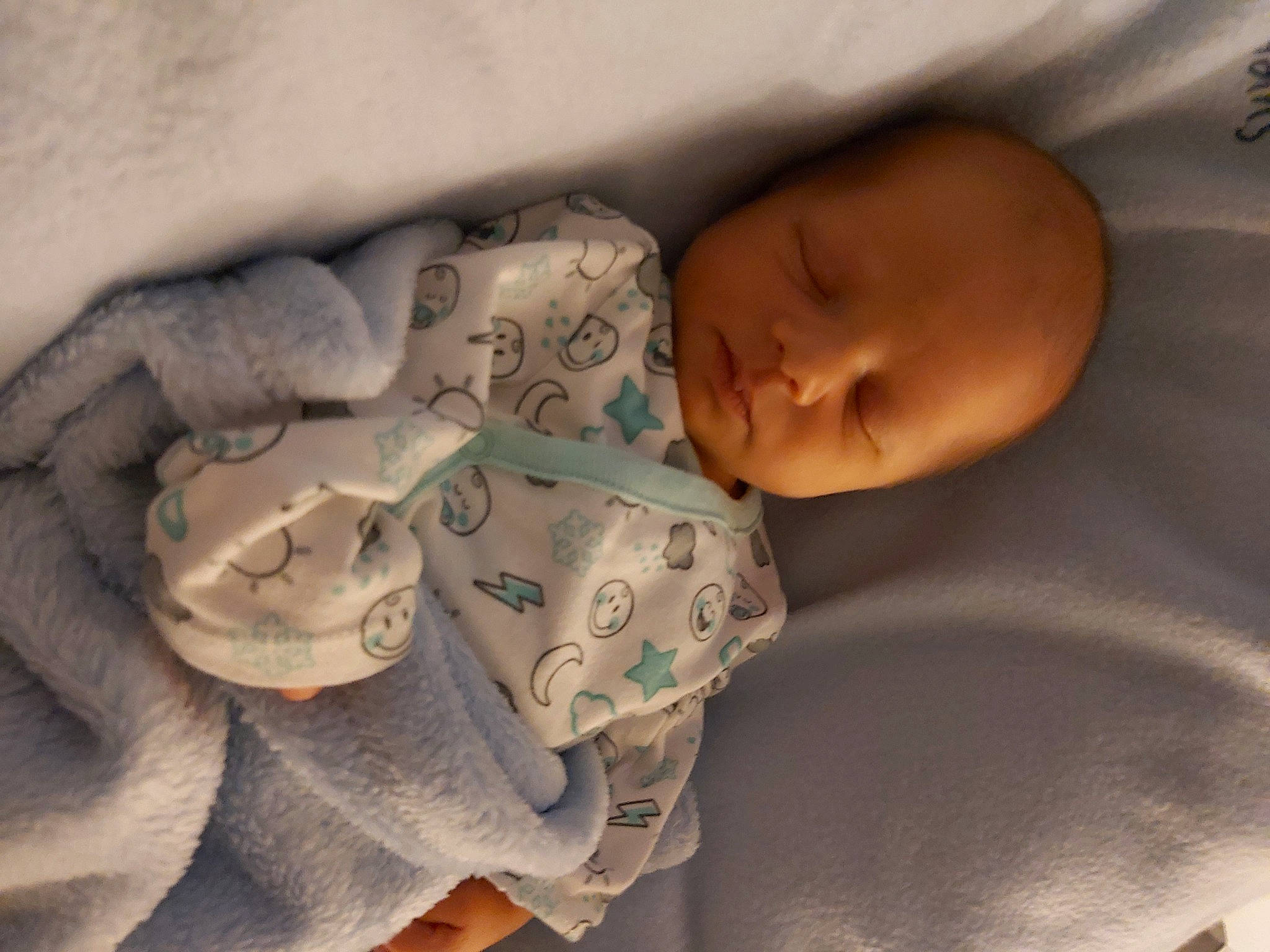 Matthiew a rejoint le concours — aidez-le/la à gagner de superbes lots ! baby, baby_sleeping, birth, cheek, child, person, sleep