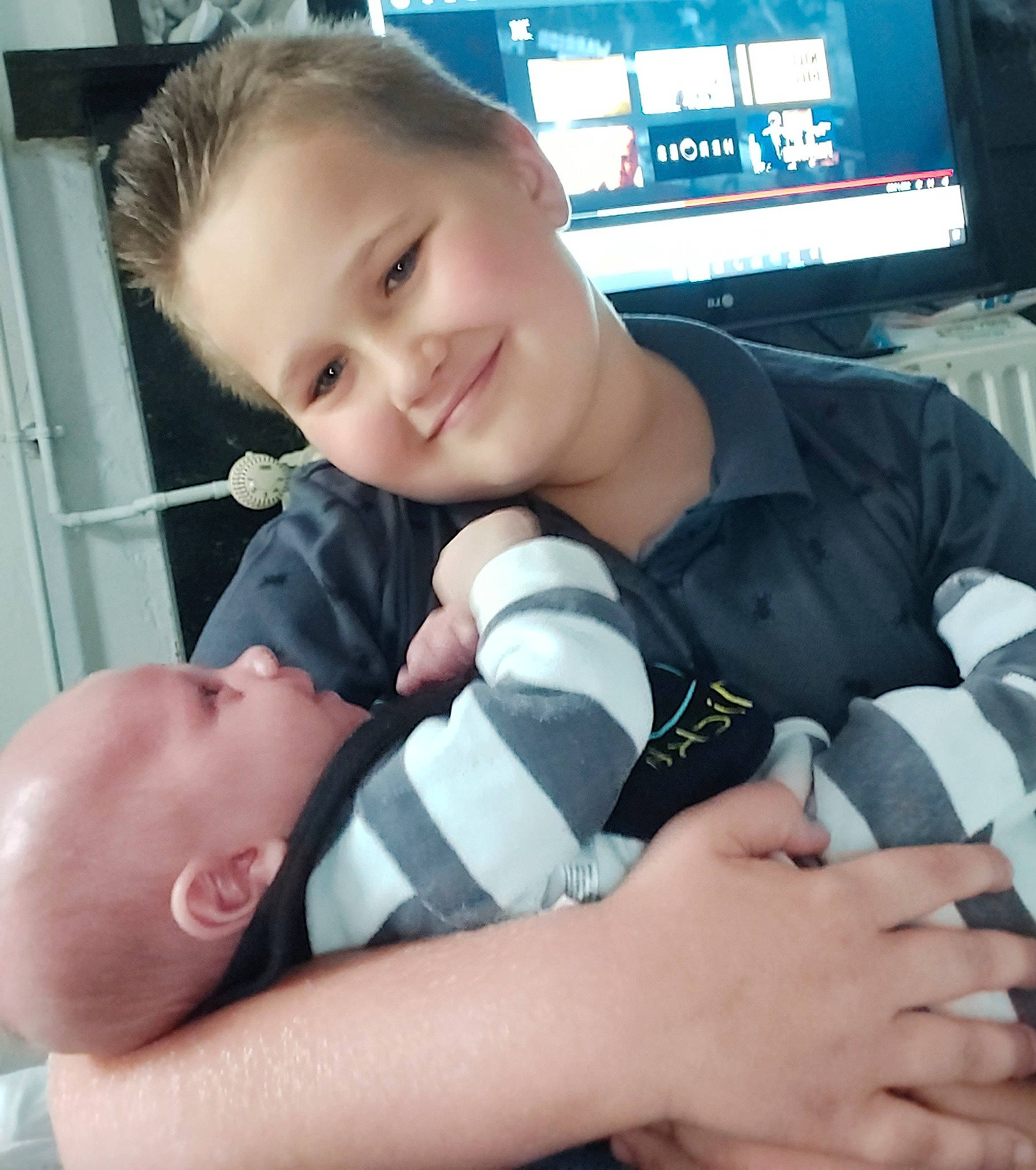 Matthiew participe au concours pour gagner de l'argent avec cette photo : baby, birth, child, joy, person, toddler