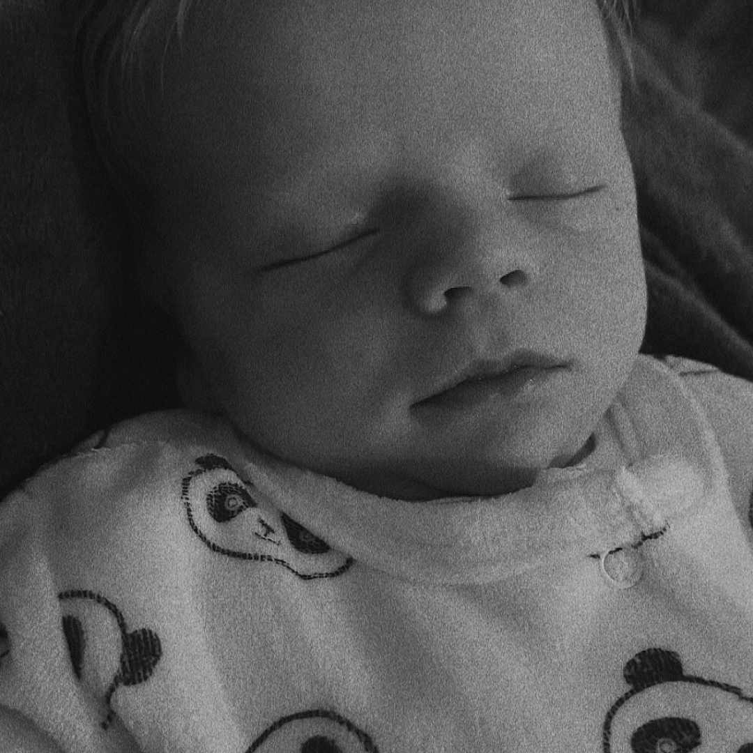 Mathéo participe au concours pour gagner de l'argent avec cette photo : baby, blanket, bodypart, clothing, cushion, face, happy, head, homedecor, neck, newborn, person, photography, portrait, quilt, skin, sleeping, smile, t_shirt, tattoo