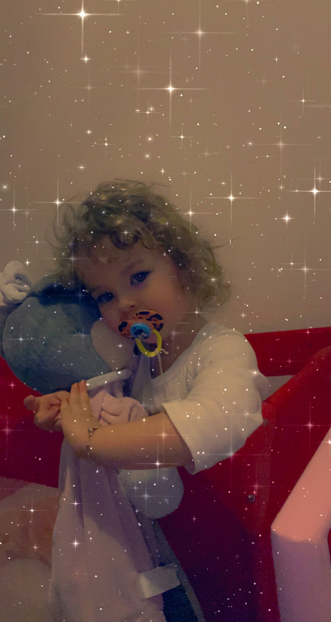 Lea a rejoint le concours — aidez-le/la à gagner de superbes lots ! art, child, christmas, christmas_eve, christmas_ornament, electric_blue, entertainment, event, finger, freezing, fun, gesture, glass, hand, happy, person, precipitation, sky, snow, window