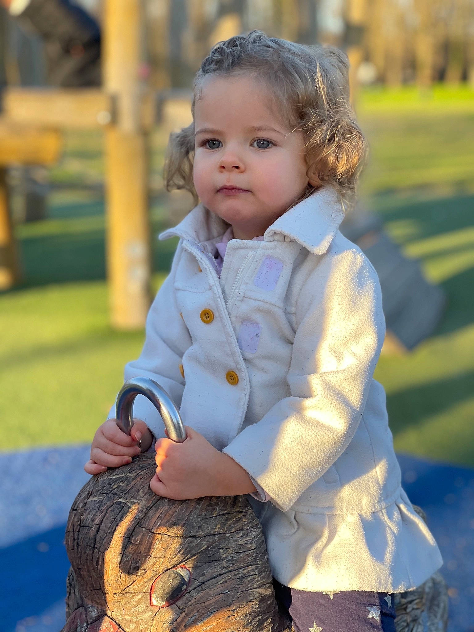 Lea participe au concours pour gagner de l'argent avec cette photo : baby_toddler_clothing, beauty, blond, brown_hair, child, electric_blue, eye, fun, grass, happy, iris, jacket, leisure, people_in_nature, person, recreation, sitting, sleeve, standing, toddler