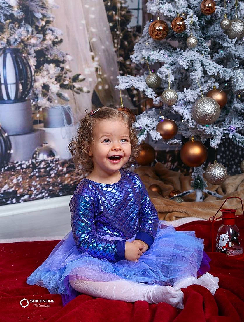 Lea a rejoint le concours — aidez-le/la à gagner de superbes lots ! beauty, blue, christmas_decoration, christmas_ornament, christmas_tree, event, fashion, fun, happy, holiday_ornament, human_body, lighting, ornament, people, person, photograph, smile, snapshot, toddler, tree