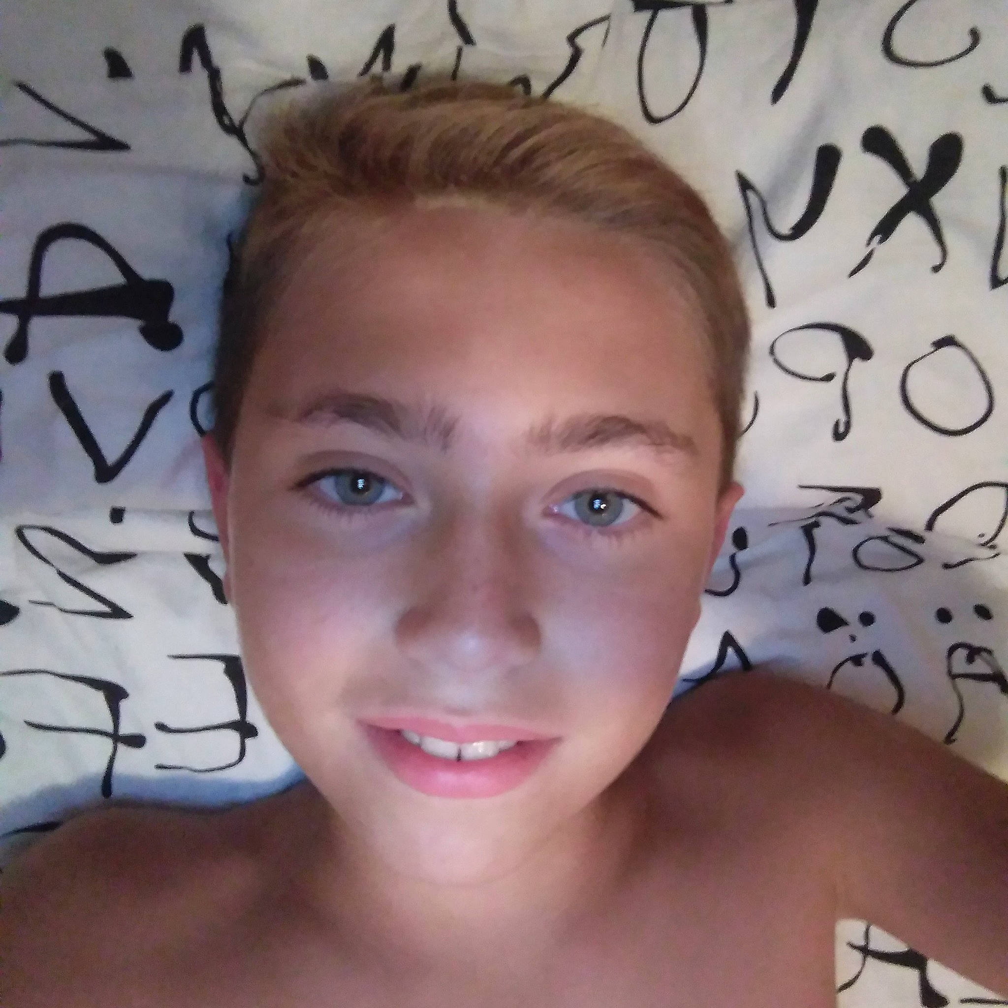 Lenny a rejoint le concours — aidez-le/la à gagner de superbes lots ! beauty, cheek, chin, ear, eye, eyebrow, face, facial_expression, forehead, hair, hairstyle, head, human, jaw, joy, lip, mouth, nose, person, selfie