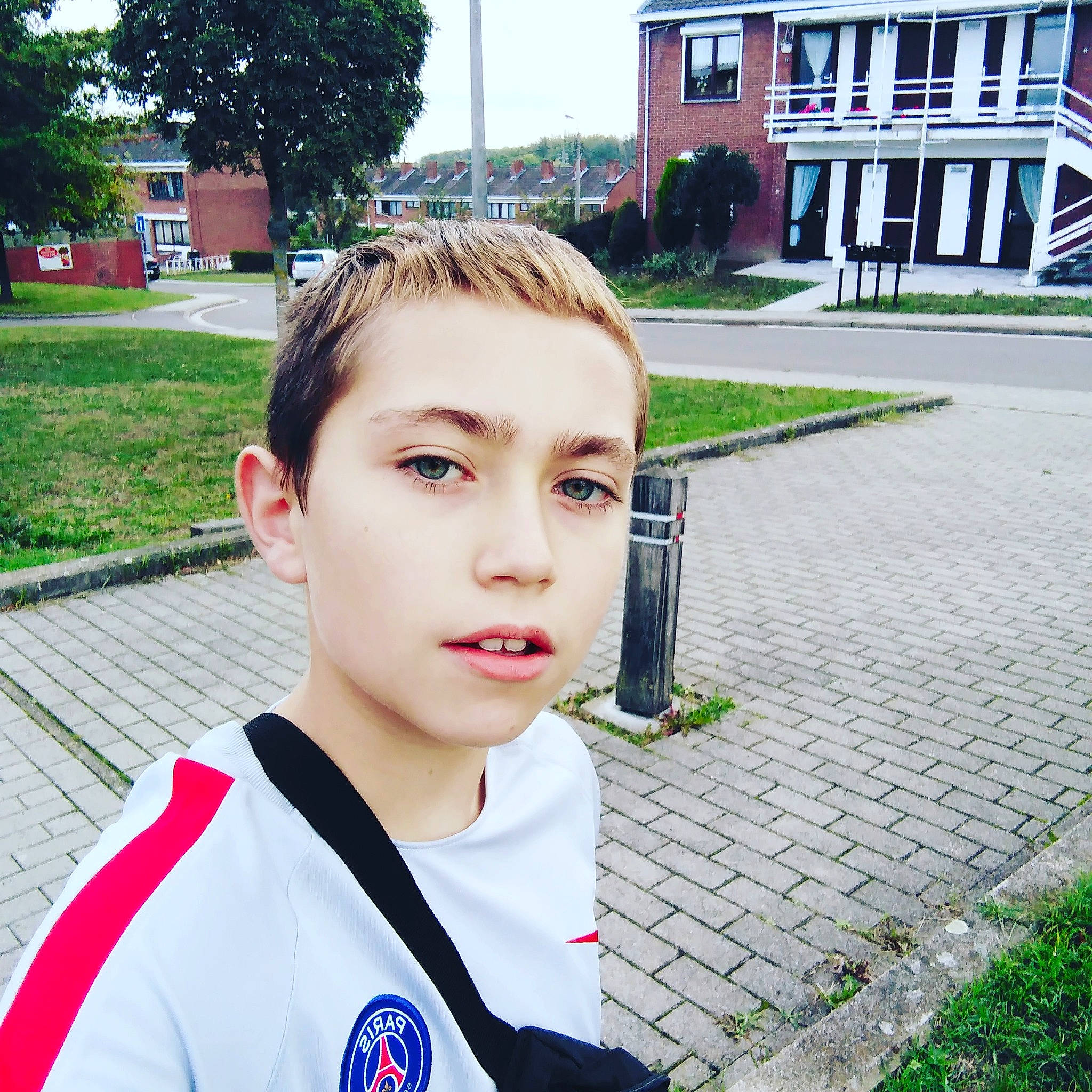 Lenny participe au concours pour gagner de l'argent avec cette photo : child, crew_cut, face, forehead, grass, head, lip, person, photography, plant, selfie, street_fashion, uniform