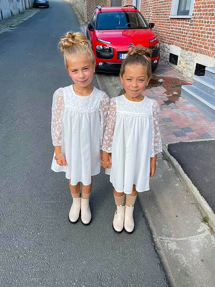 Olivia participe au concours pour gagner de l'argent avec cette photo : asphalt, automotive_design, automotive_exterior, automotive_lighting, bumper, car, event, gesture, joy, land_vehicle, motor_vehicle, parking, person, personal_luxury_car, road, road_surface, sidewalk, tire, toddler, trunk