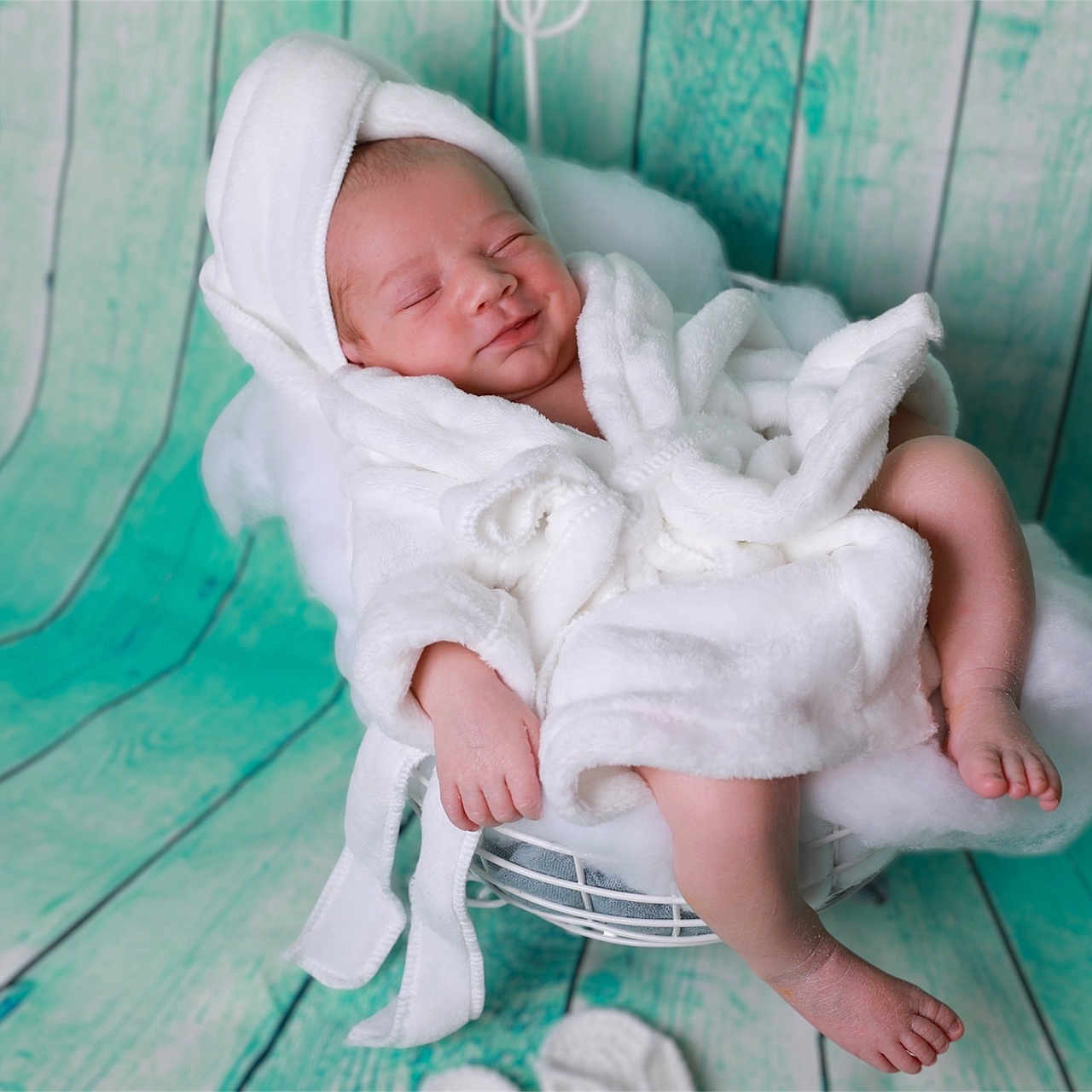 Leyon participe au concours pour gagner de l'argent avec cette photo : baby, baby_hand, basket, blanket, cozy, cute, fluffy, indoors, infant, newborn, peaceful, portrait, relaxed, sleeping, small_feet, soft, studio_photo, teal, white_robe, wooden_background