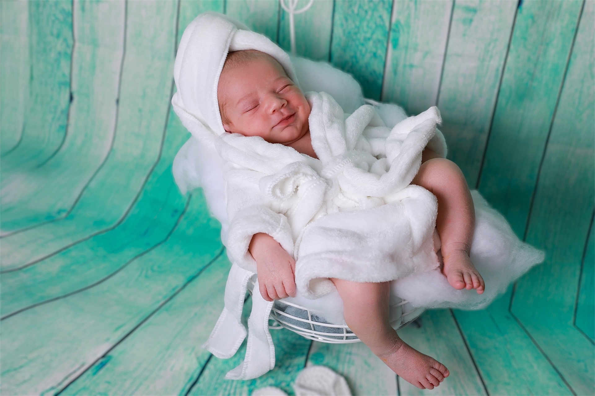 Leyon participe au concours pour gagner de l'argent avec cette photo : newborn, baby, sleeping, white_robe, basket, fluffy, soft, cozy, peaceful, infant, portrait, indoors, wooden_background, teal, cute, relaxed, small_feet, baby_hand, blanket, studio_photo
