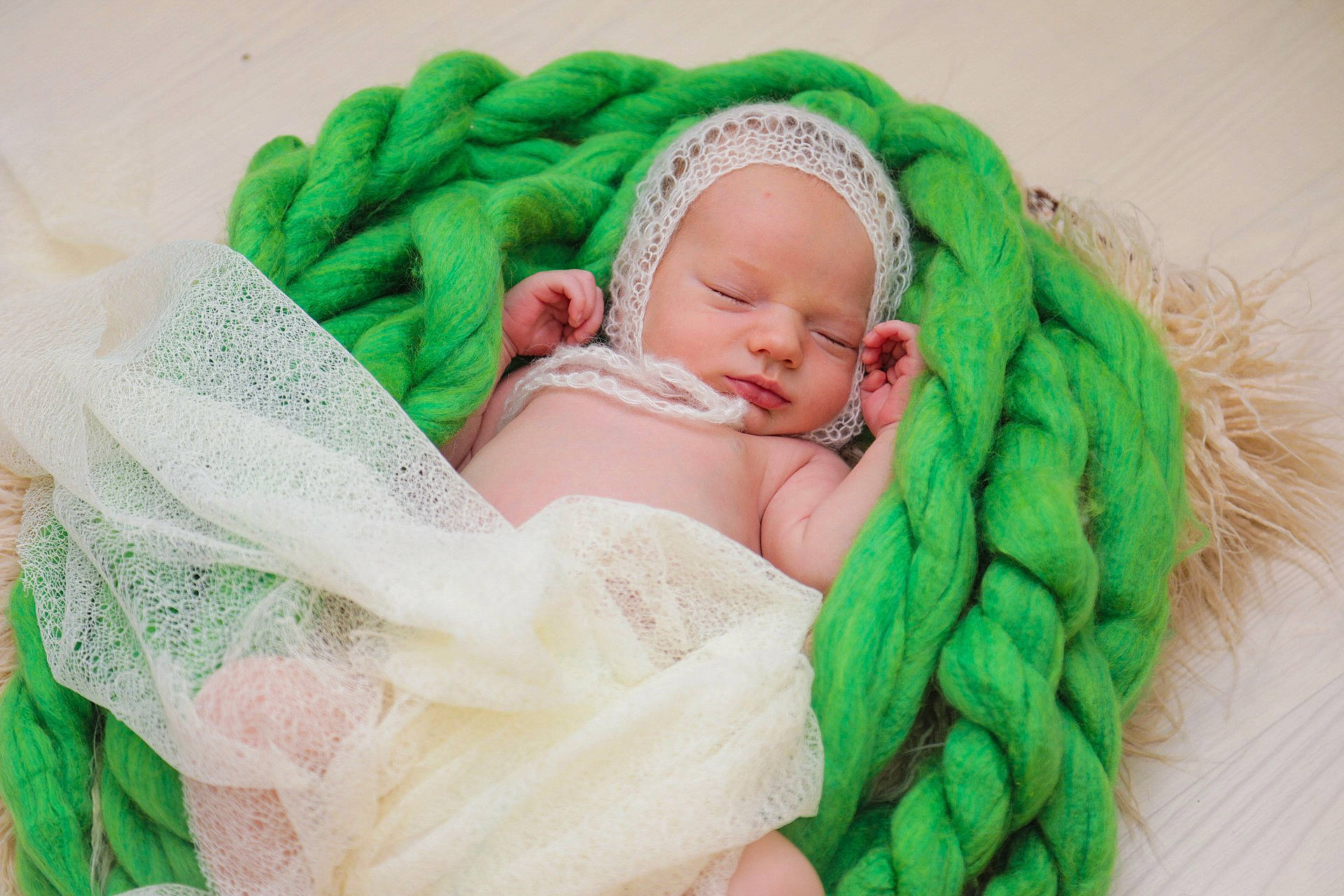 Timael participe au concours pour gagner de l'argent avec cette photo : baby, baby_sleeping, child, fashion_accessory, green, hair_accessory, headband, headgear, headpiece, headwear, person, photograph, photography, textile, toddler, wool