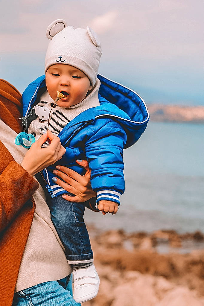Timael a rejoint le concours — aidez-le/la à gagner de superbes lots ! azure, baby, blue, cap, child, cloud, electric_blue, flash_photography, fun, gesture, happy, headgear, headwear, human_body, jacket, leisure, people_in_nature, person, recreation, sky