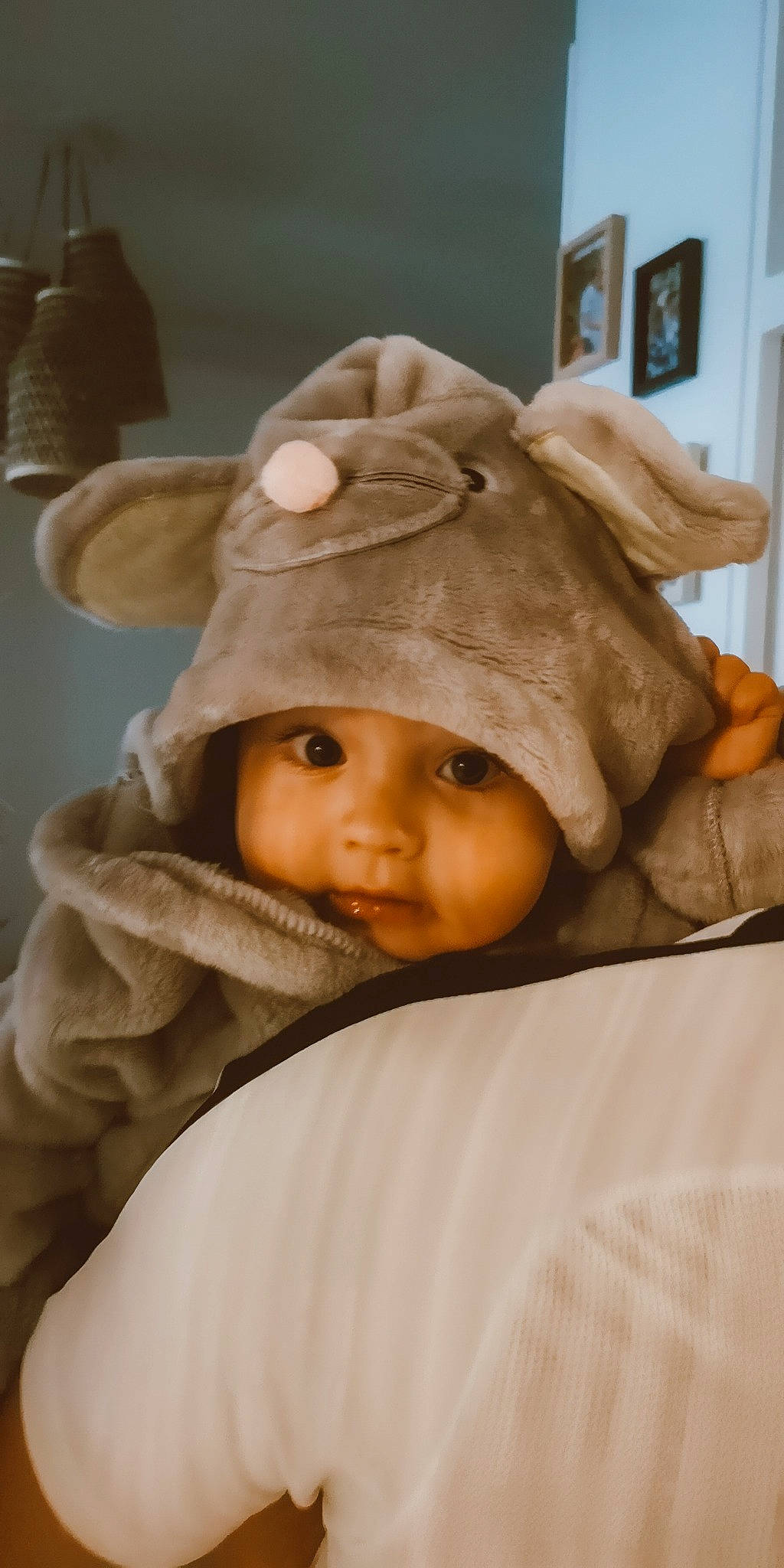 Timael a rejoint le concours — aidez-le/la à gagner de superbes lots ! baby, baby_toddler_clothing, cap, cheek, child, comfort, eyebrow, eyelash, face, fashion_accessory, fun, fur, hat, headwear, lip, nose, outerwear, person, picture_frame, skin