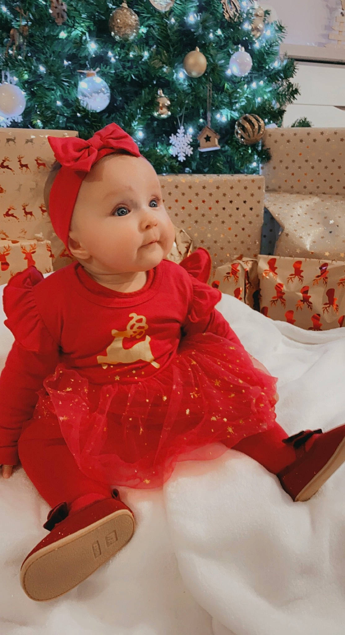 Lyanna a rejoint le concours — aidez-le/la à gagner de superbes lots ! baby_toddler_clothing, cheek, child, christmas, christmas_decoration, christmas_ornament, christmas_tree, doll, dress, head, headwear, holiday, ornament, person, pink, skin, sleeve, smile, textile, toy