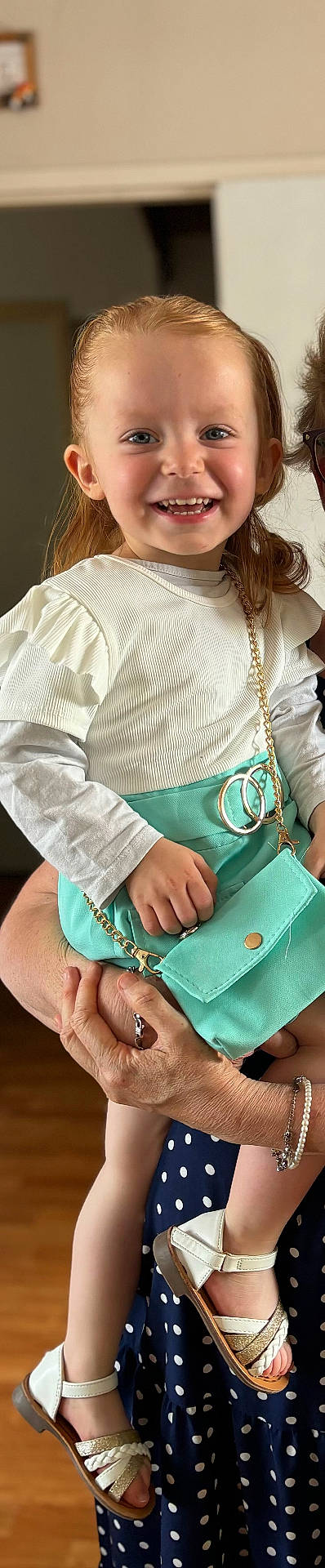 Naëlla a rejoint le concours — aidez-le/la à gagner de superbes lots ! accessories, bag, bodypart, child, clothing, dress, face, female, finger, footwear, girl, hand, handbag, head, jewelry, necklace, person, photography, portrait, sandal