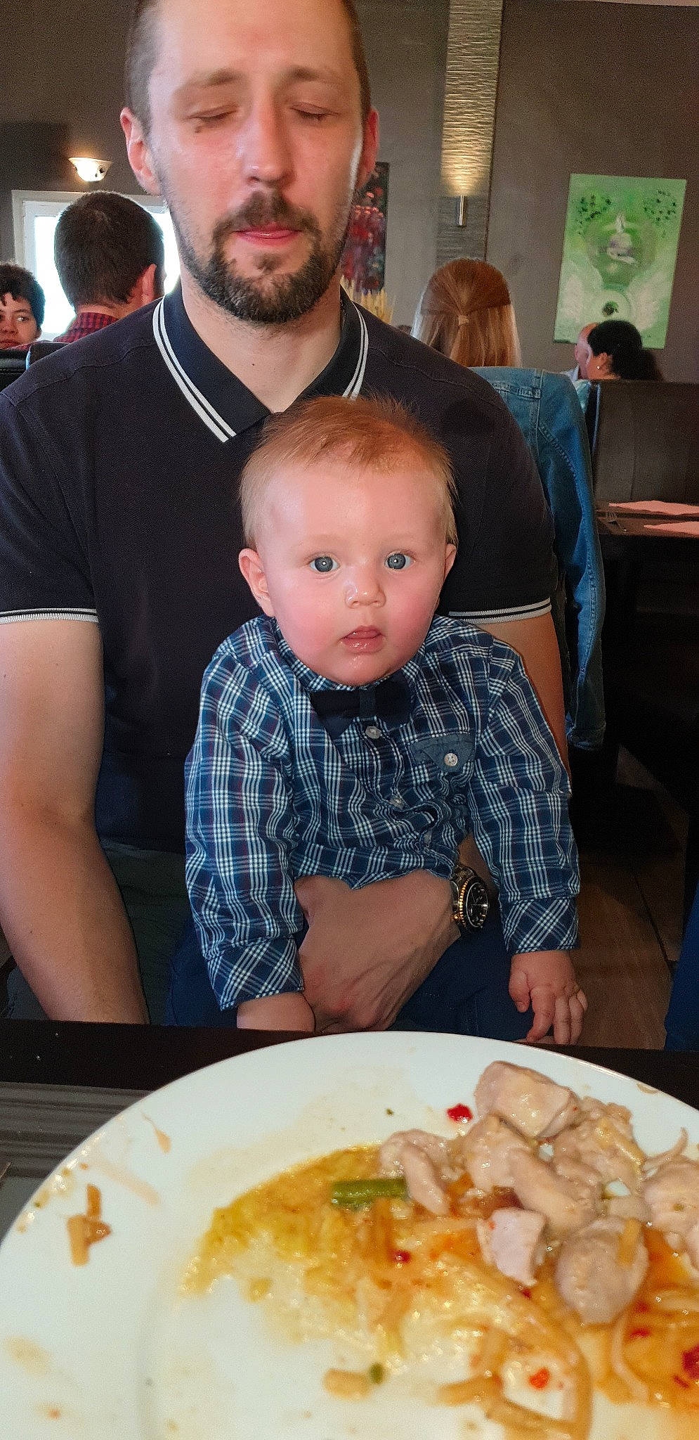 Vladim participe au concours pour gagner de l'argent avec cette photo : breakfast, brunch, child, comfort_food, cuisine, dish, eating, father, food, lunch, meal, person, supper, toddler