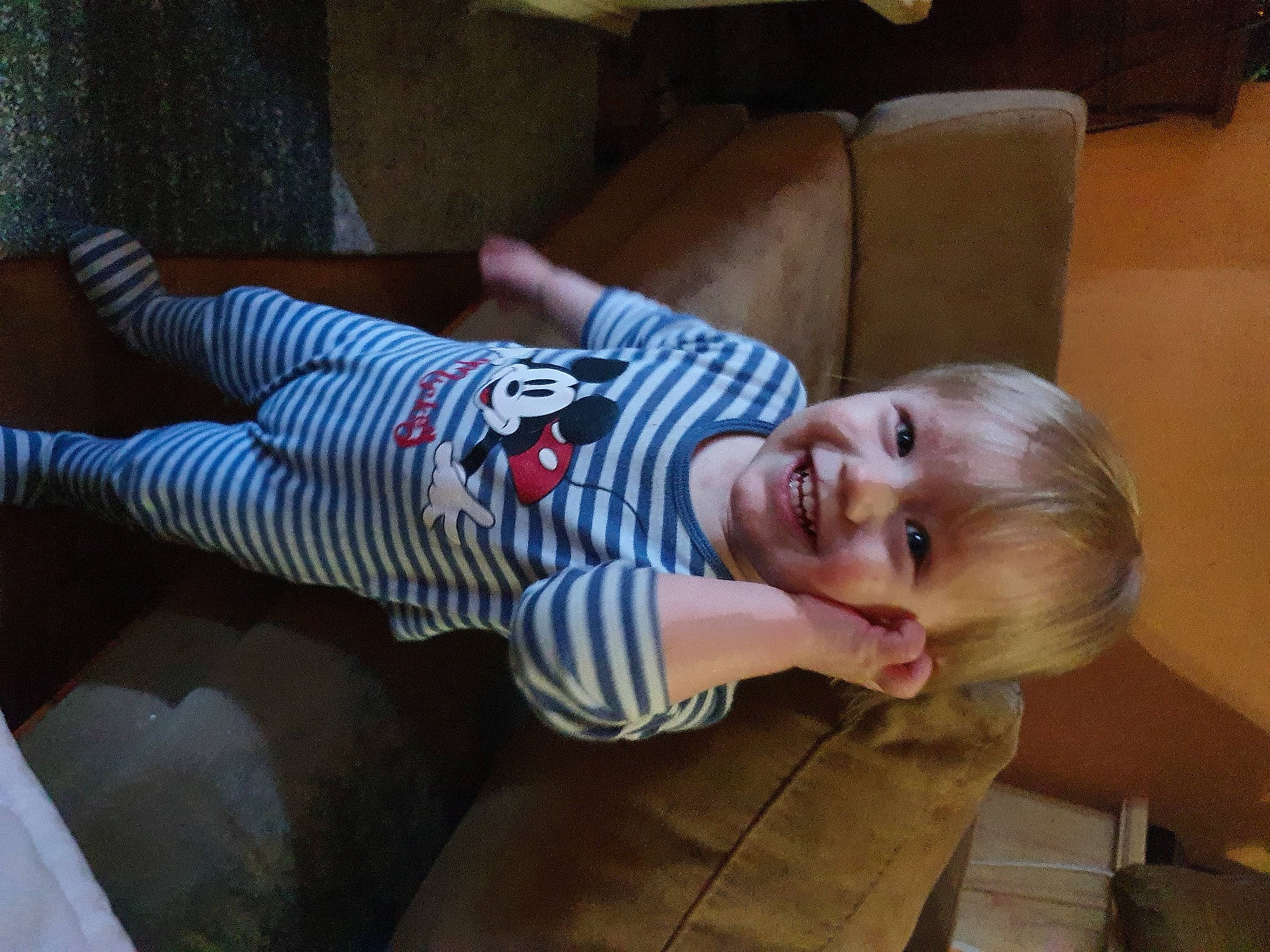 Vladim participe au concours pour gagner de l'argent avec cette photo : child, joy, leg, person