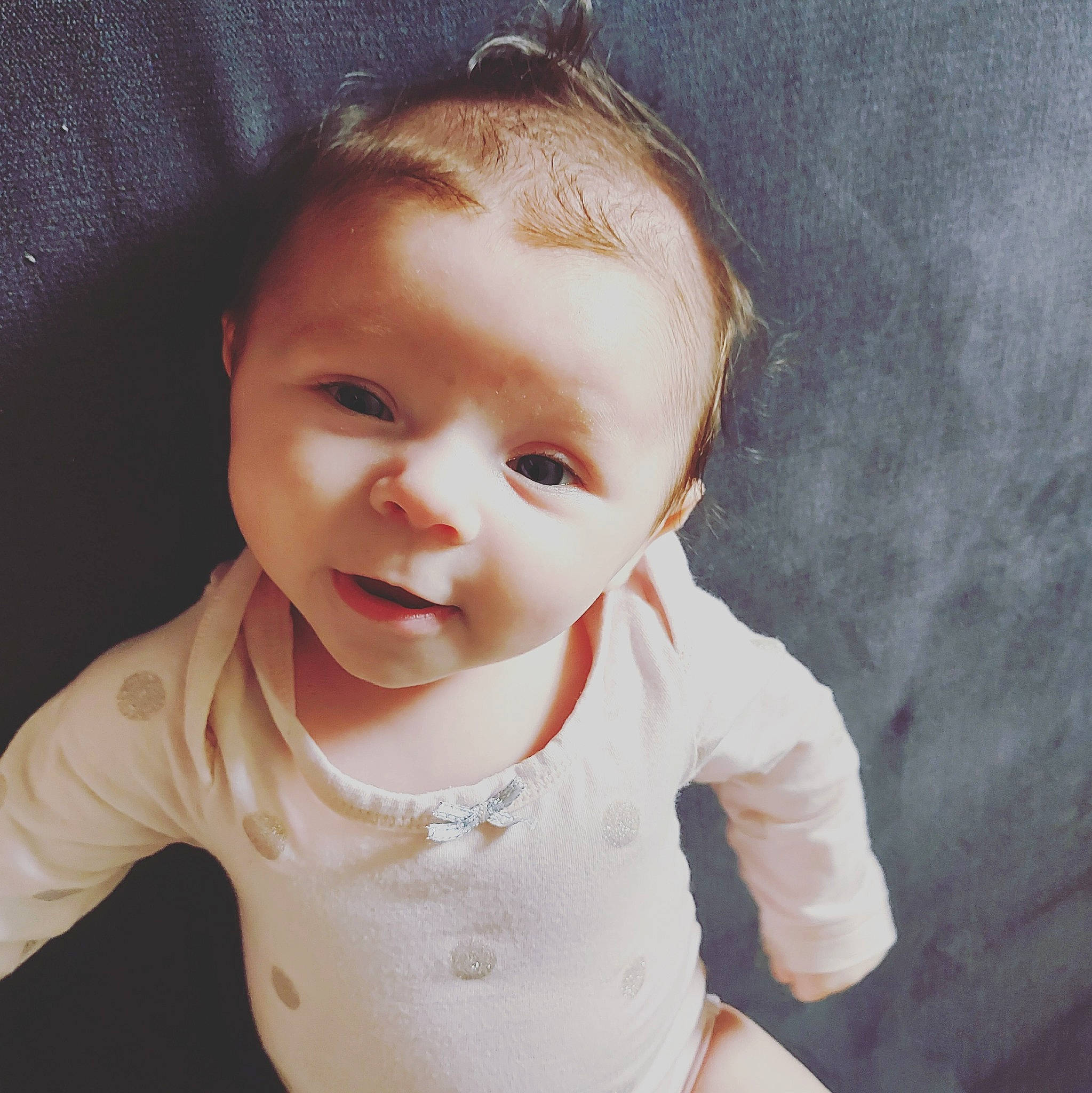 Aria participe au concours pour gagner de l'argent avec cette photo : baby, beauty, cheek, child, chin, cool, eye, face, facial_expression, forehead, hair, head, iris, lip, nose, organ, person, skin, smile, standing