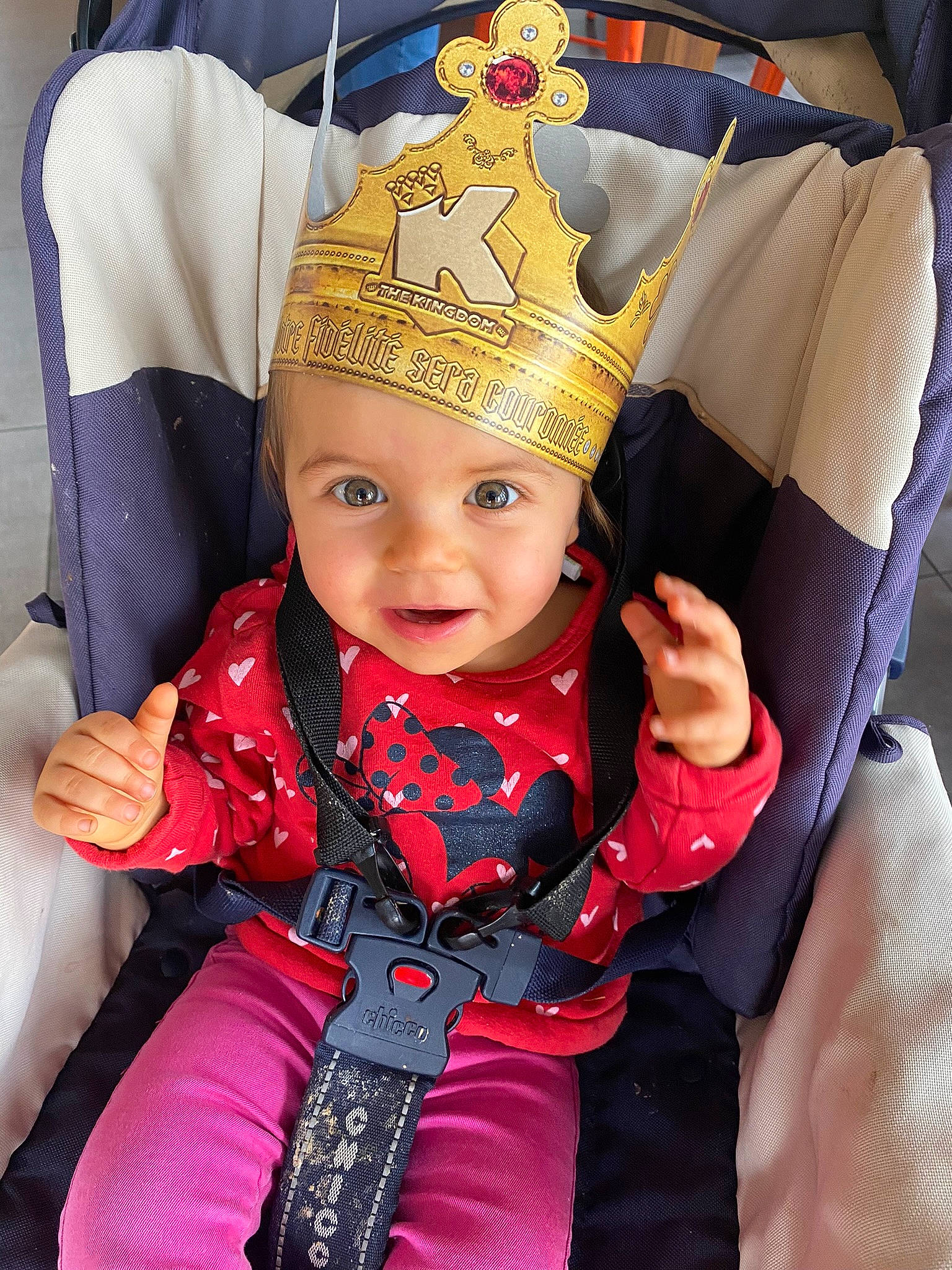Maïssa a rejoint le concours — aidez-le/la à gagner de superbes lots ! baby, baby_toddler_clothing, cap, costume, costume_hat, crown, electric_blue, event, fashion_accessory, fun, gesture, happy, headgear, headwear, joy, magenta, outerwear, person, personal_protective_equipment, sleeve