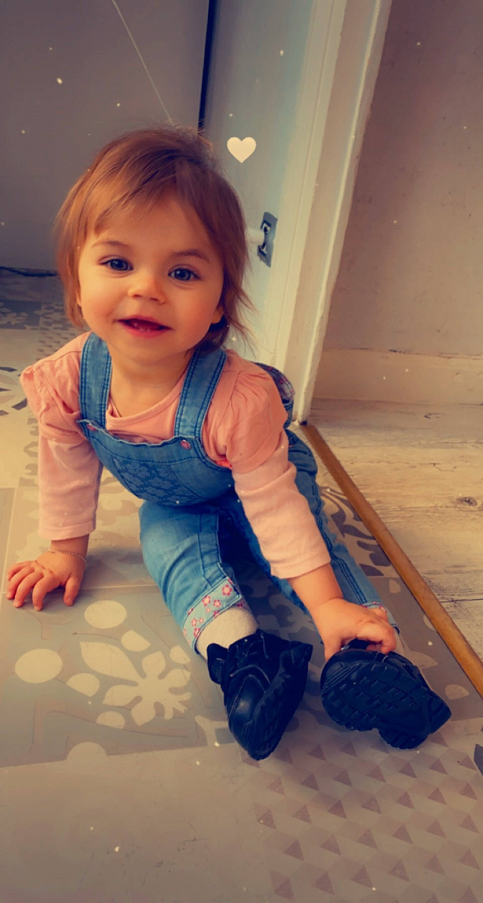 Maïssa a rejoint le concours — aidez-le/la à gagner de superbes lots ! arm, baby, baby_toddler_clothing, cheek, finger, floor, flooring, happy, human_body, human_leg, joint, joy, knee, person, shoulder, skin, sleeve, smile, t_shirt, thigh