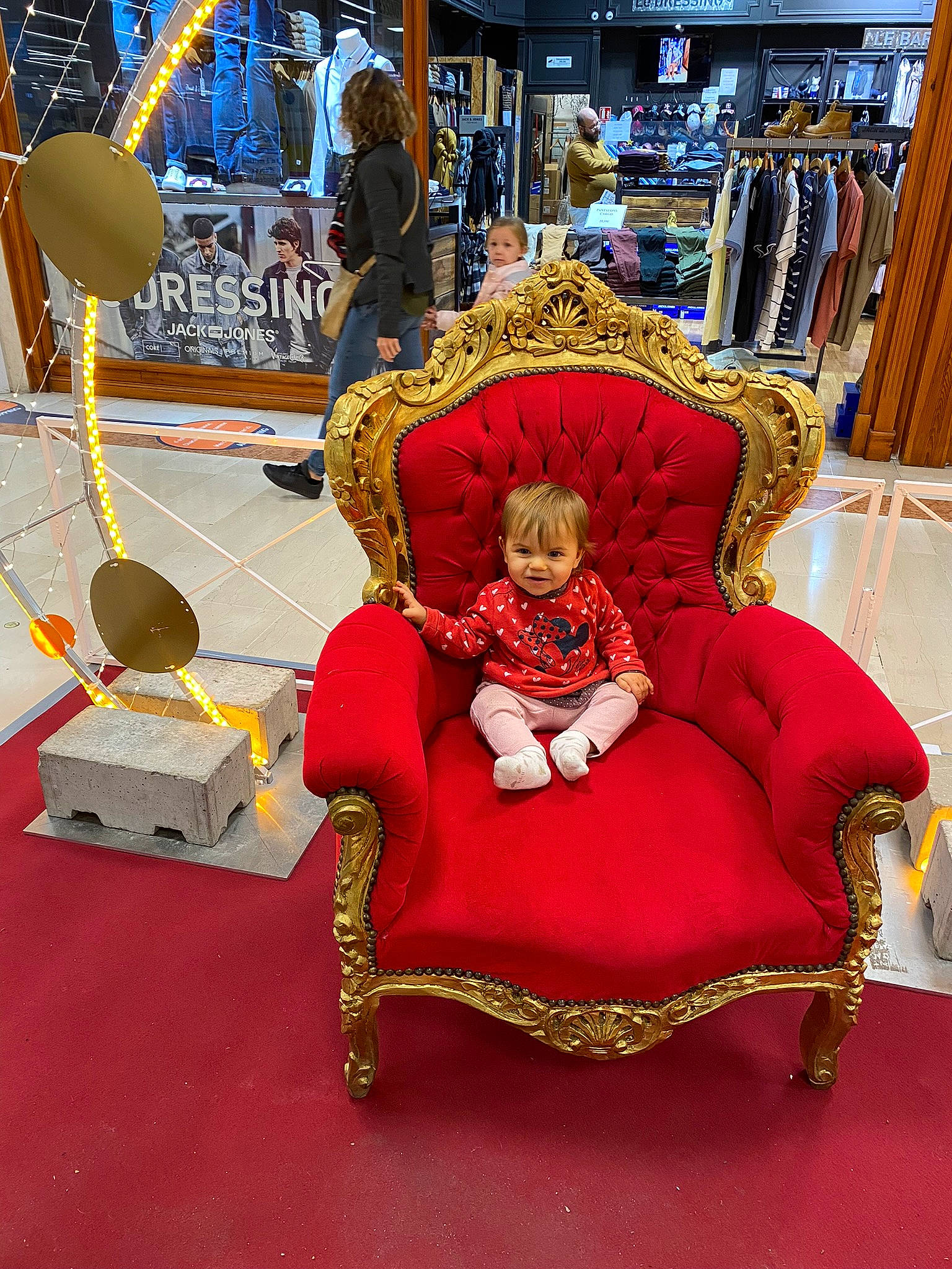 Maïssa participe au concours pour gagner de l'argent avec cette photo : antique, carpet, chair, classic, costume, couch, event, fashion, fictional_character, flooring, fun, hat, human_body, leisure, magenta, person, product, recreation, room, throne