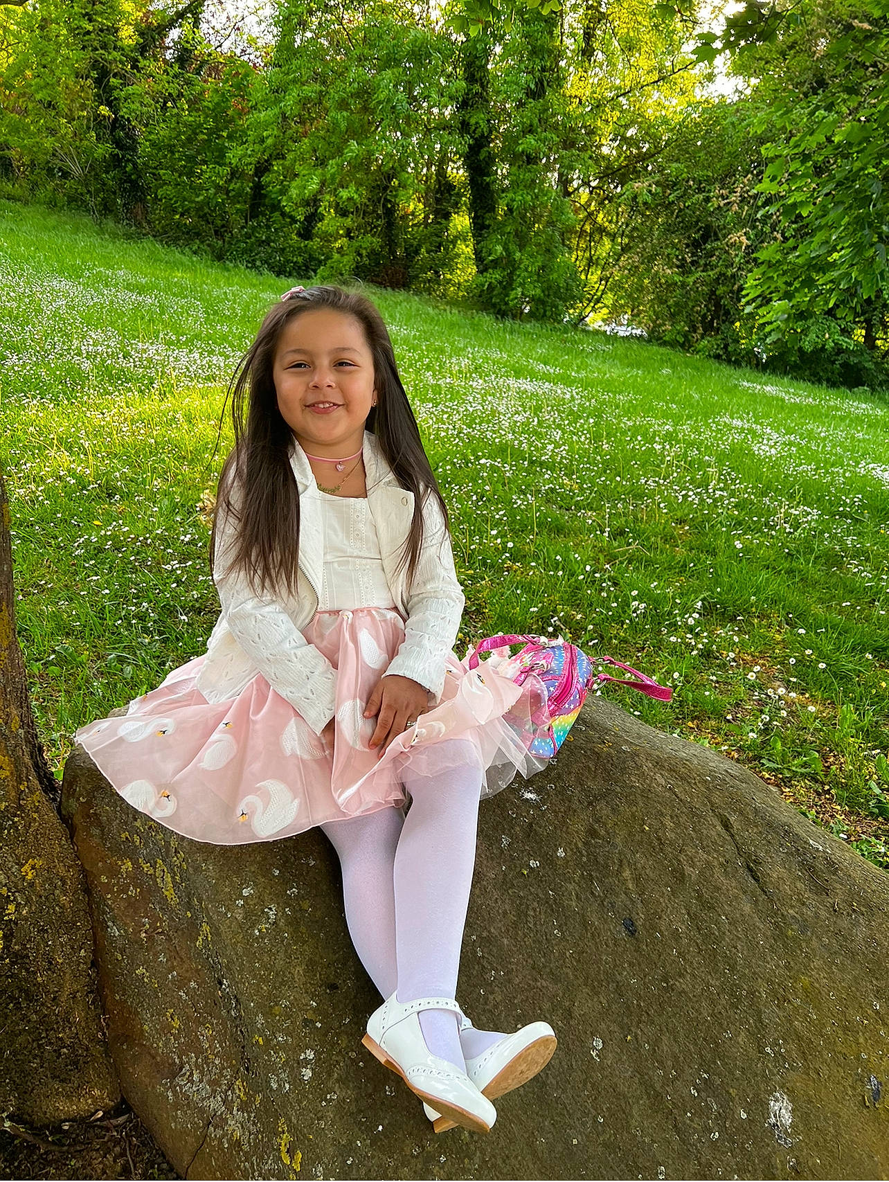 Jana participe au concours pour gagner de l'argent avec cette photo : brown_hair, child, costume, formal_wear, fun, garden, grass, happy, human_leg, joy, lawn, leisure, long_hair, magenta, people_in_nature, person, plant, recreation, sitting, smile