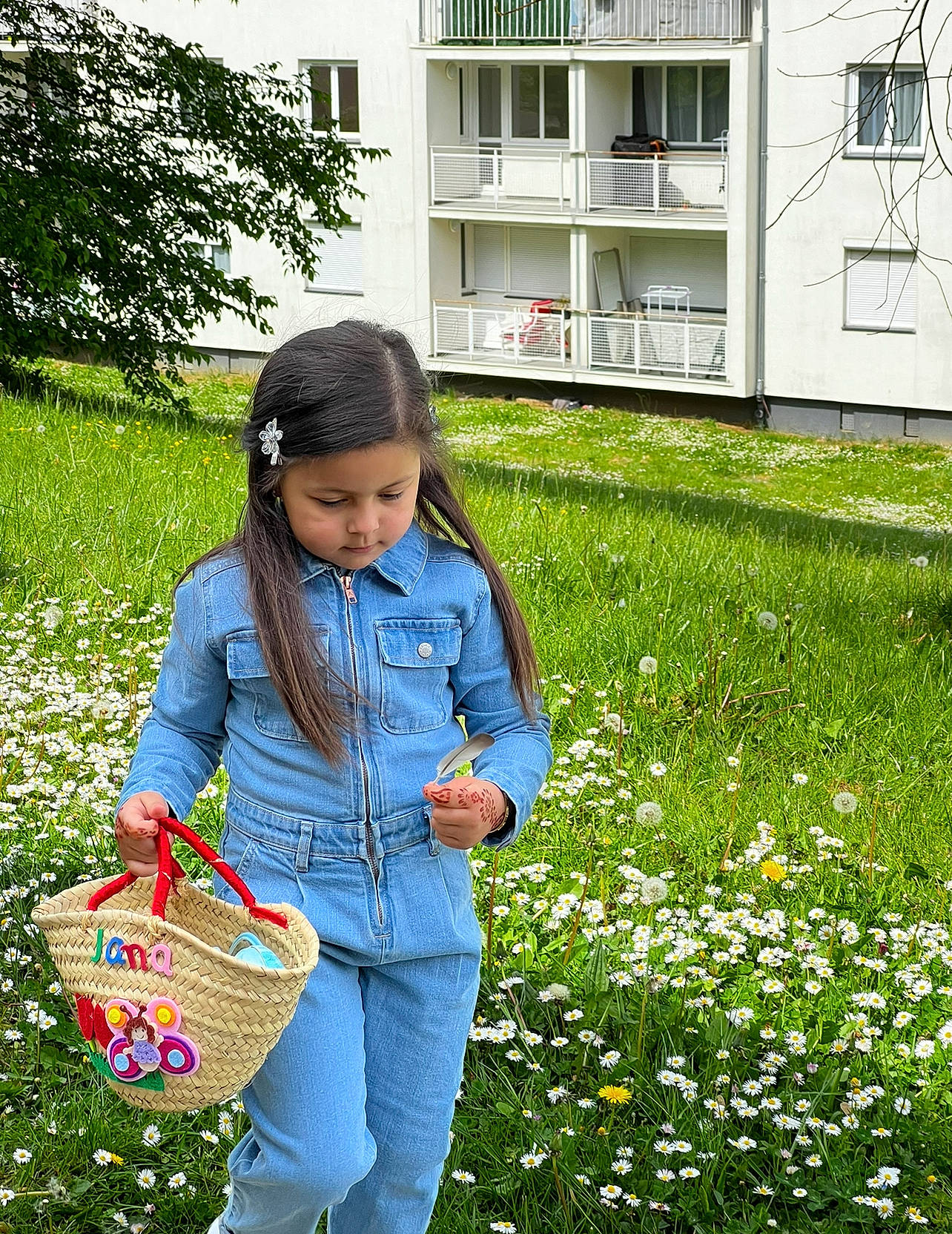 Jana participe au concours pour gagner de l'argent avec cette photo : bag, building, child, denim, electric_blue, grass, grass_family, grassland, green, handbag, happy, lawn, leisure, luggage_and_bags, people_in_nature, person, plant, toddler, tree, white