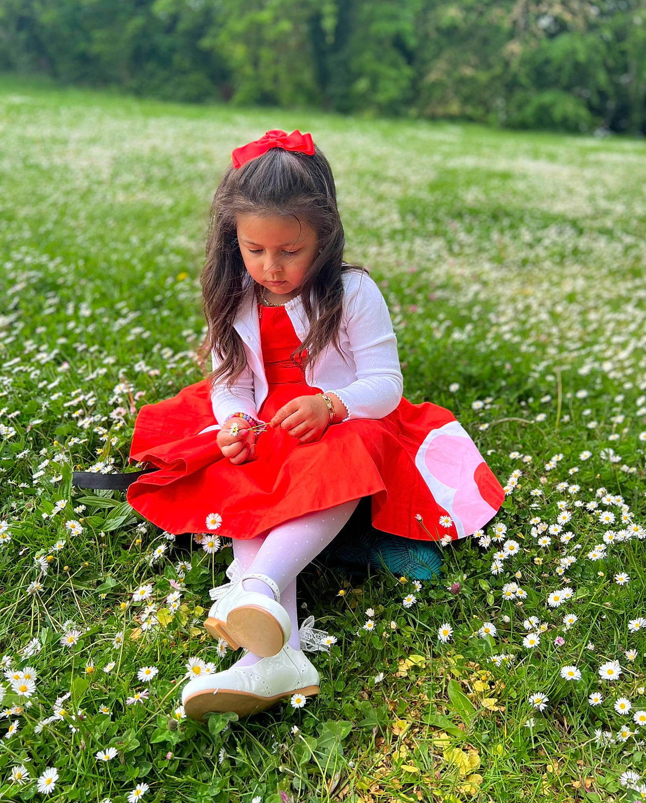 Jana a rejoint le concours — aidez-le/la à gagner de superbes lots ! botany, child, flower, grass, grass_family, grassland, green, groundcover, happy, hat, hime_cut, lawn, meadow, natural_landscape, nature, people_in_nature, person, petal, plant, toddler