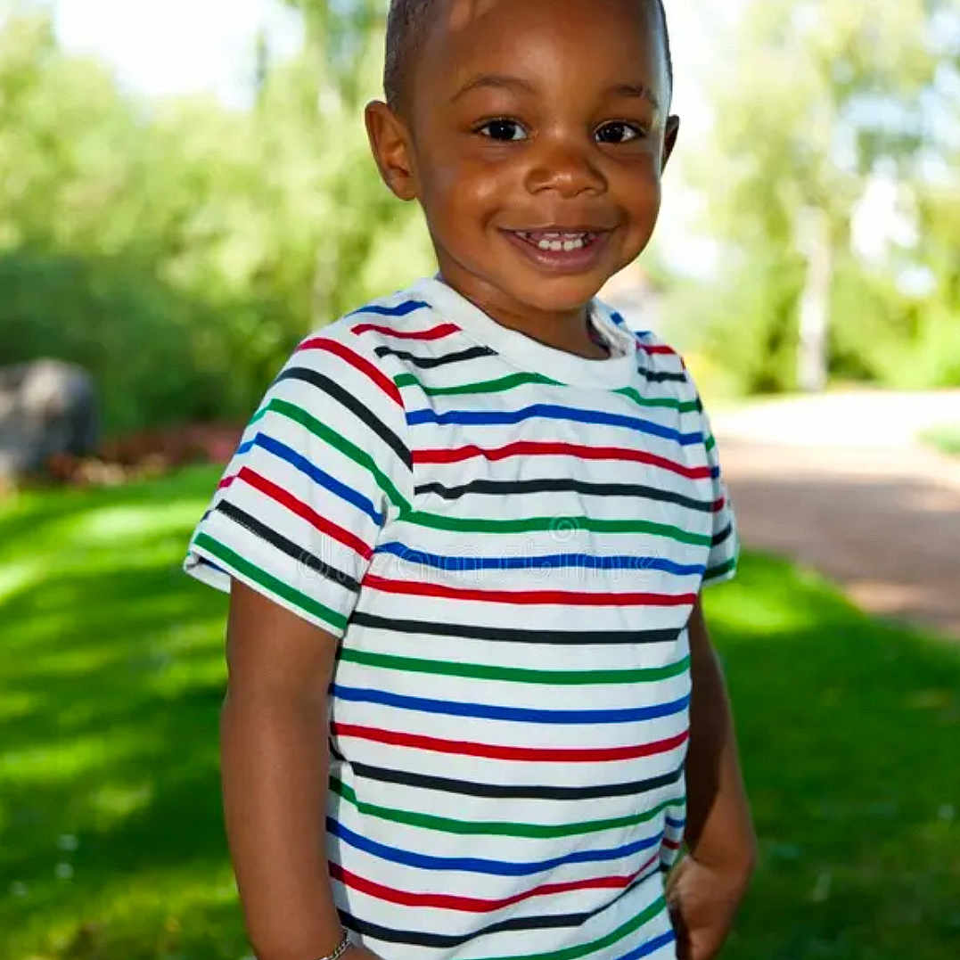 Souely participe au concours pour gagner de l'argent avec cette photo : boy, bracelet, casual_clothing, child, daylight, grass, greenery, happy, jeans, nature, outdoor, park, person, portrait, short_hair, smiling, standing, striped_tshirt, sunlight, young