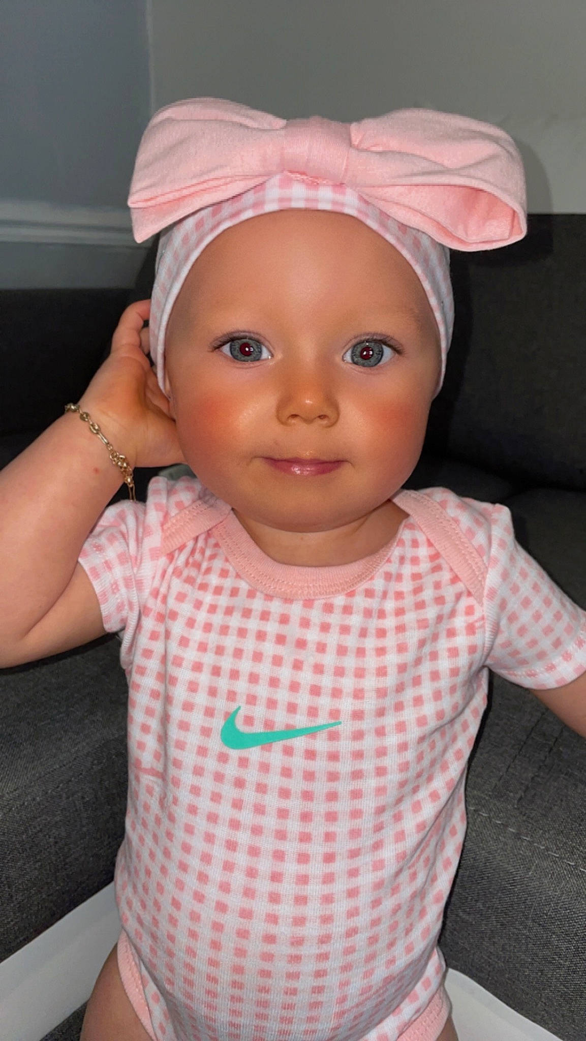 Ilyana a rejoint le concours — aidez-le/la à gagner de superbes lots ! baby, baby_toddler_clothing, cheek, chin, cool, eye, eyelash, face, facial_expression, gesture, hairstyle, headwear, human_body, iris, lip, mouth, neck, nose, person, pink