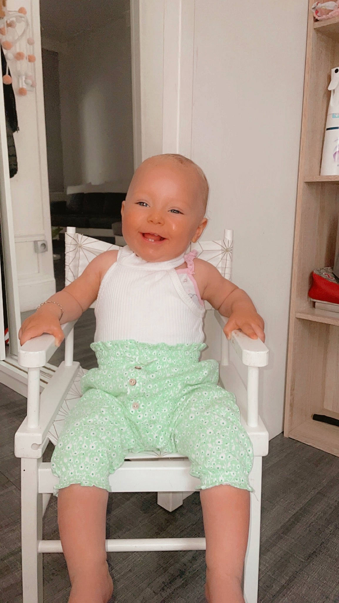 Ilyana participe au concours pour gagner de l'argent avec cette photo : baby, baby_toddler_clothing, child, comfort, face, foot, hardwood, human_body, human_leg, joint, joy, knee, leg, person, pink, room, skin, smile, standing, thigh