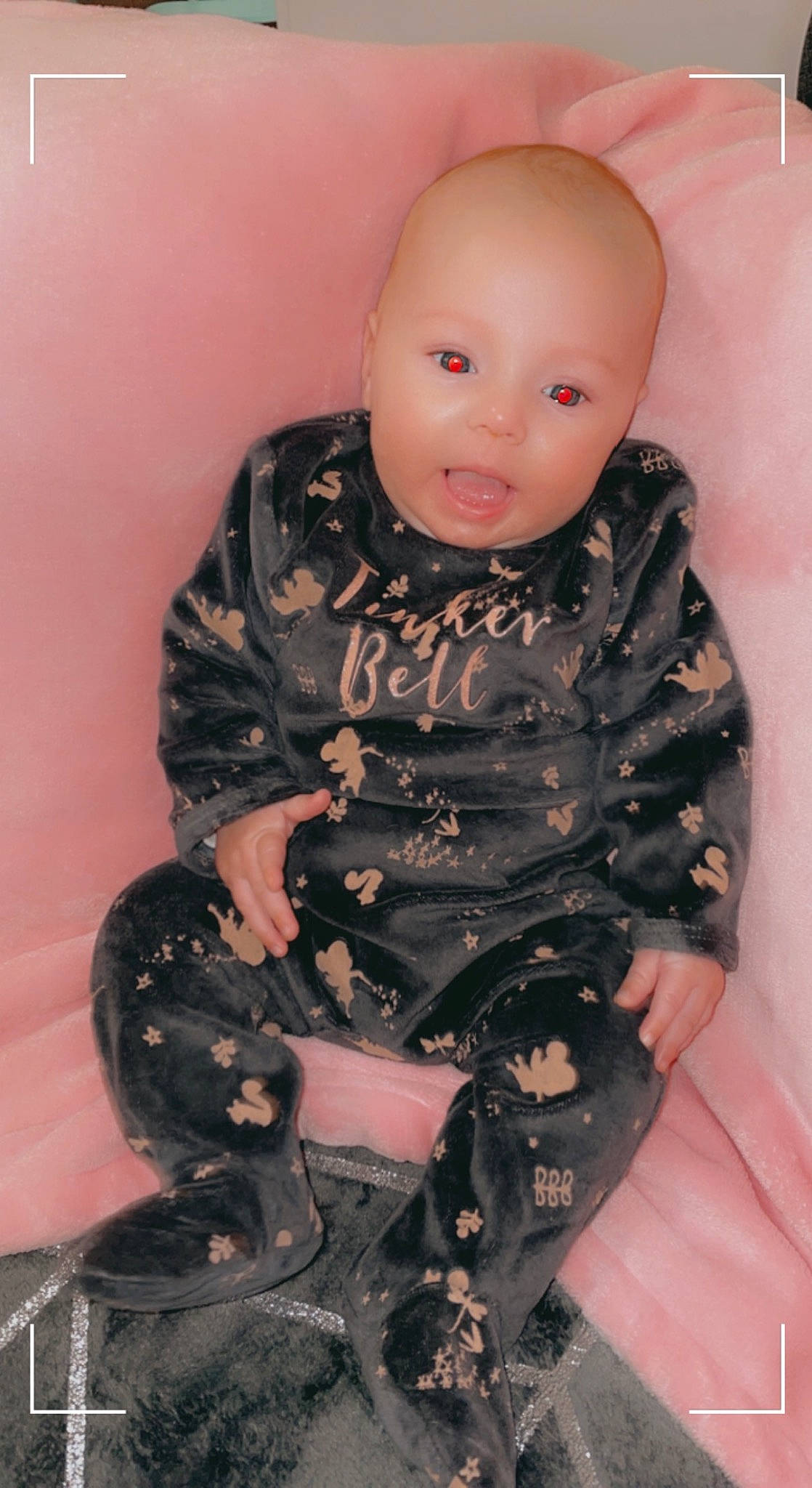 Ilyana a rejoint le concours — aidez-le/la à gagner de superbes lots ! baby, baby_toddler_clothing, camouflage, cheek, child, comfort, fashion_design, iris, military_camouflage, neck, outerwear, pattern, person, personal_protective_equipment, pink, sitting, skin, sleeve, t_shirt, thigh