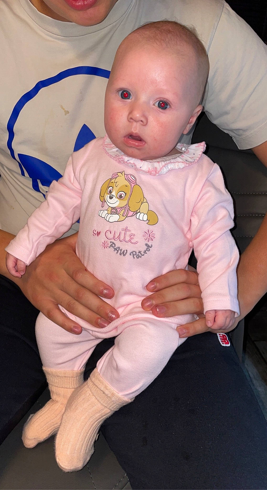 Ilyana a rejoint le concours — aidez-le/la à gagner de superbes lots ! baby, baby_toddler_clothing, cheek, child, comfort, finger, gesture, happy, joint, knee, neck, nose, person, pink, sitting, skin, sleeve, stomach, surprise, t_shirt