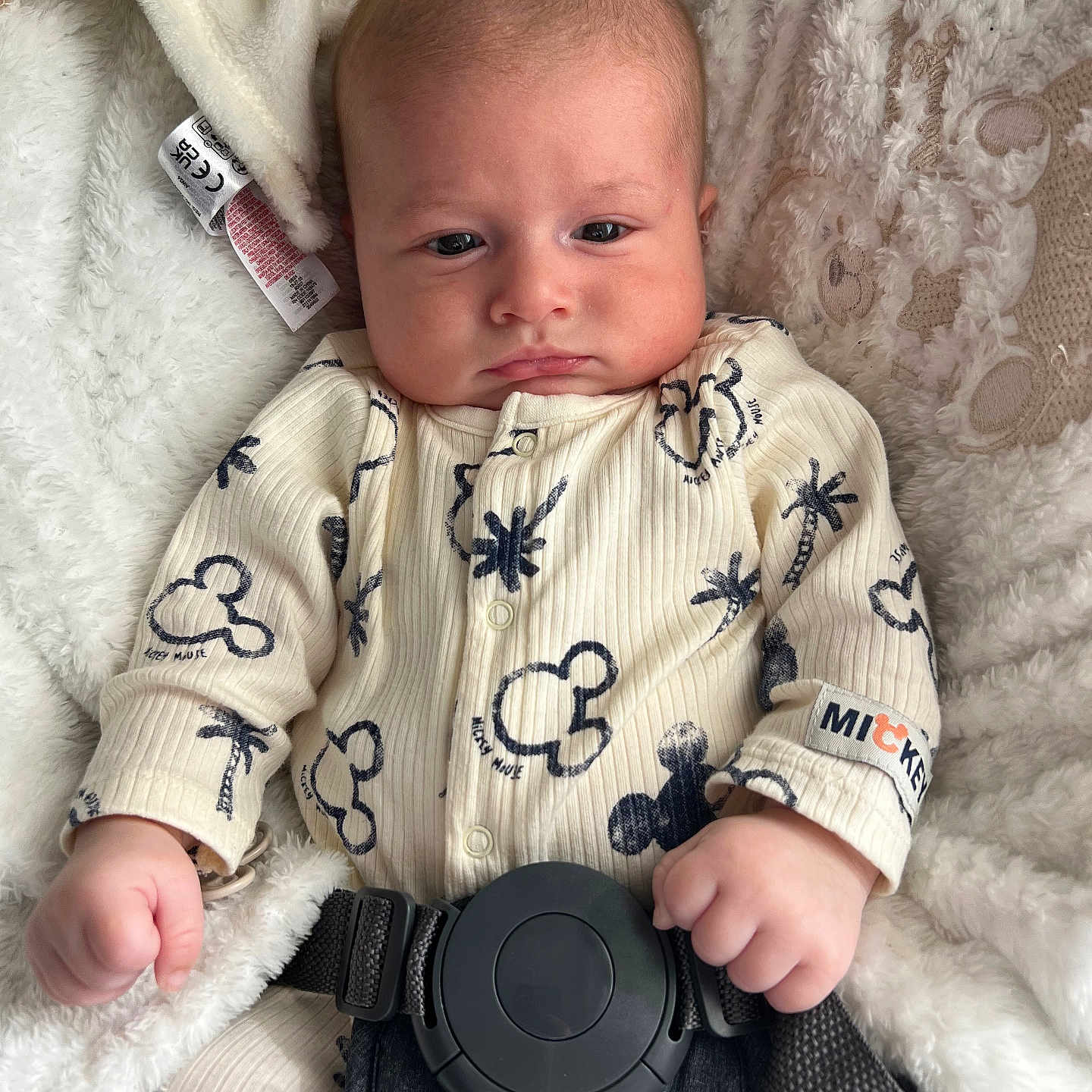 Anastasio a rejoint le concours — aidez-le/la à gagner de superbes lots ! accessories, baby, blanket, bodypart, cameralens, clothing, couch, electronics, face, finger, furniture, hand, head, lenscap, newborn, pants, person, photography, portrait, strap