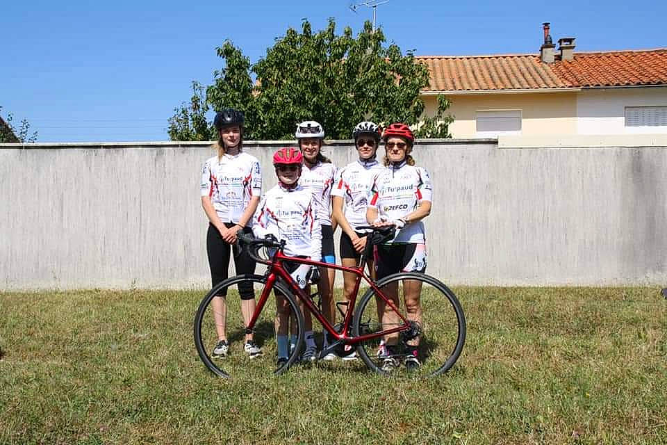 Sundy a rejoint le concours — aidez-le/la à gagner de superbes lots ! bicycle, bicycle_clothing, bicycle_frame, bicycle_handlebar, bicycle_helmet, bicycle_jersey, bicycle_tire, bicycle_wheel, bicycles_equipment_and_supplies, crankset, cycling_shoe, cycling_shorts, headwear, helmet, joy, person, shorts, sky, sports_equipment, sports_gear