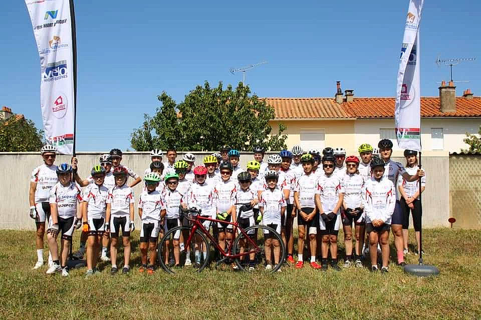 Sundy a rejoint le concours — aidez-le/la à gagner de superbes lots ! active_shorts, athlete, championship, competition_event, crew, crowd, cycling_shorts, event, fun, headwear, leisure, multi_sport_event, person, player, recreation, shorts, sky, sports, sports_uniform, team