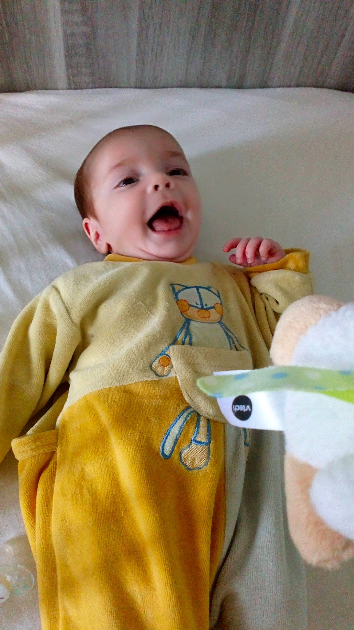 Serenna a rejoint le concours — aidez-le/la à gagner de superbes lots ! baby_products, child, infant, nose, person, product, skin, smile, textile, toddler, yellow