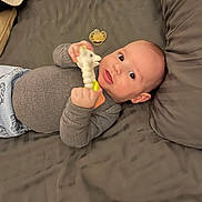 Raphaël a rejoint le concours — aidez-le/la à gagner de superbes lots ! baby, infant, toy, giraffe, bed, pillow, pacifier, sleepwear, clothing, hand, face, skin, expression, lying_down, cute, child, indoors, comfort, soft, rest