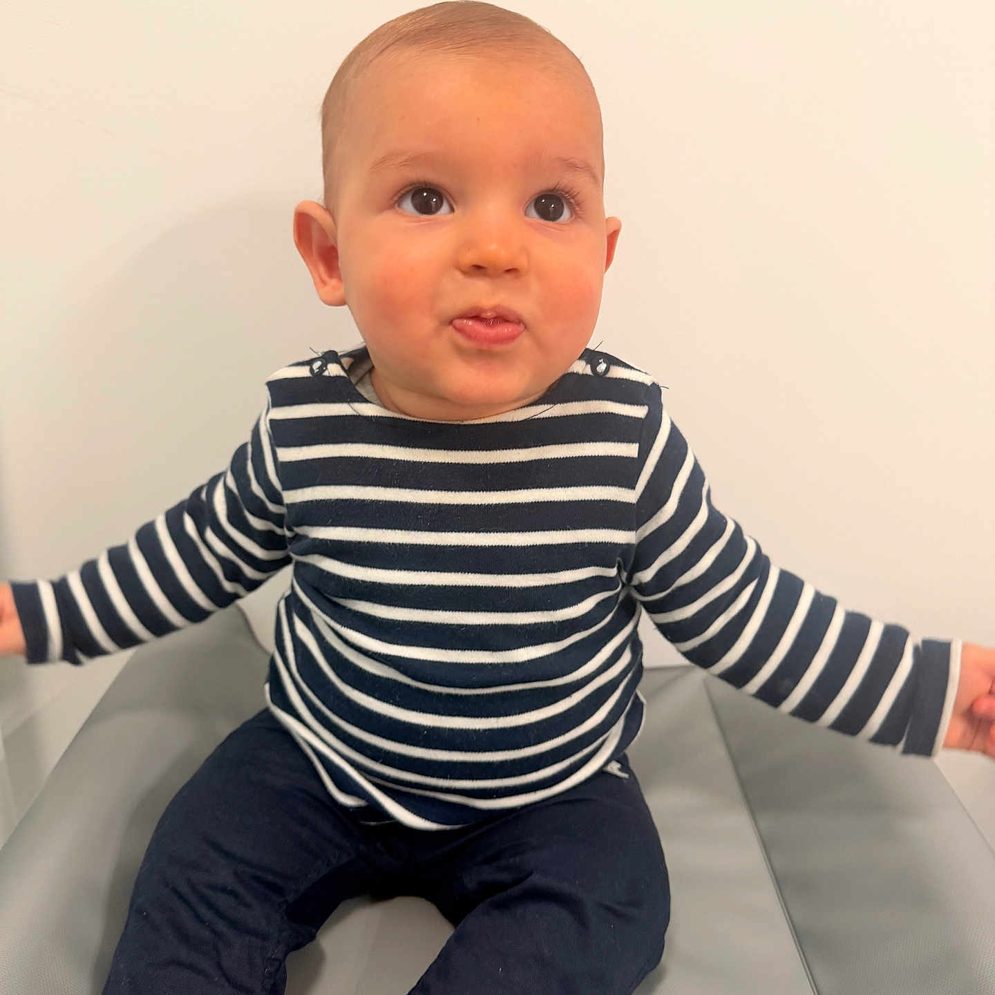 Raphaël participe au concours pour gagner de l'argent avec cette photo : baby, casual_clothing, child, curious_expression, cute, eyes, face, head, indoor, navy_pants, padded_surface, person, playful, portrait, sitting, skin, smiling, striped_shirt, toddler, young